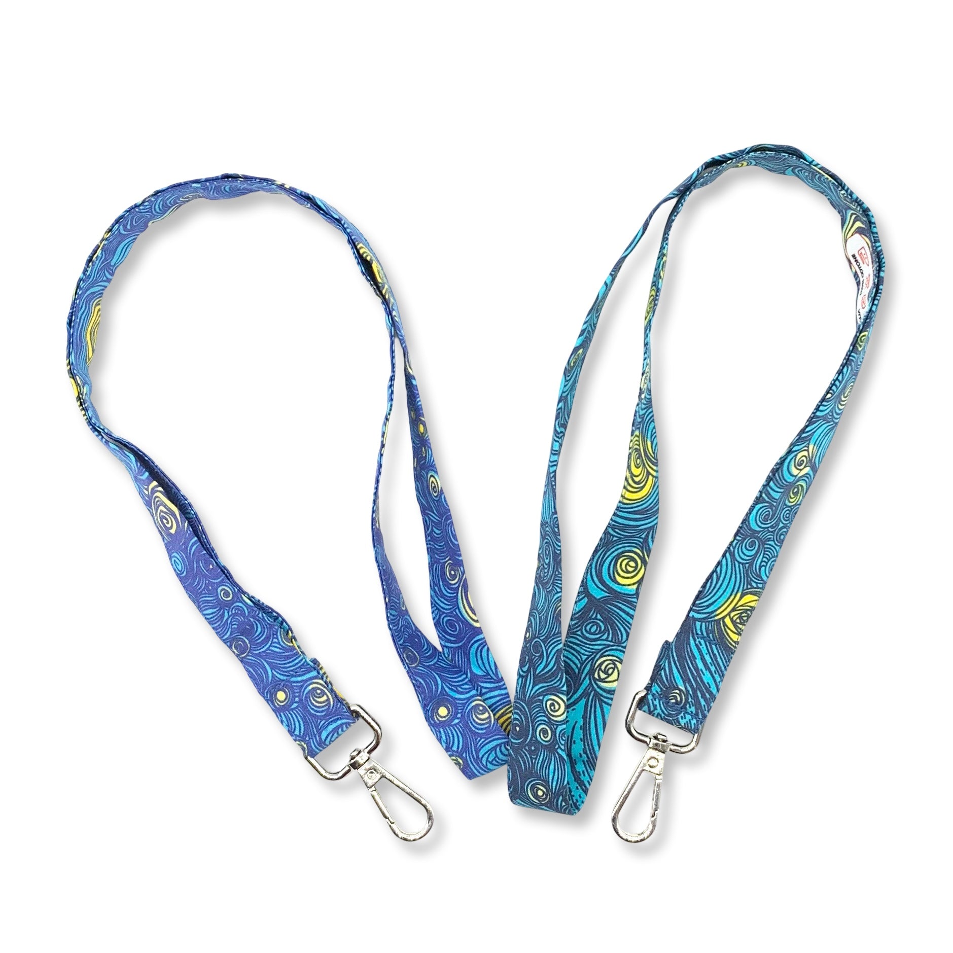 Laccetto portabadge da collo in cotone 100% con moschettone in metallo con un design ispirato a La Notte Stellata di Van Gogh, un classico che rende luminoso ed artistico questo portabadge.