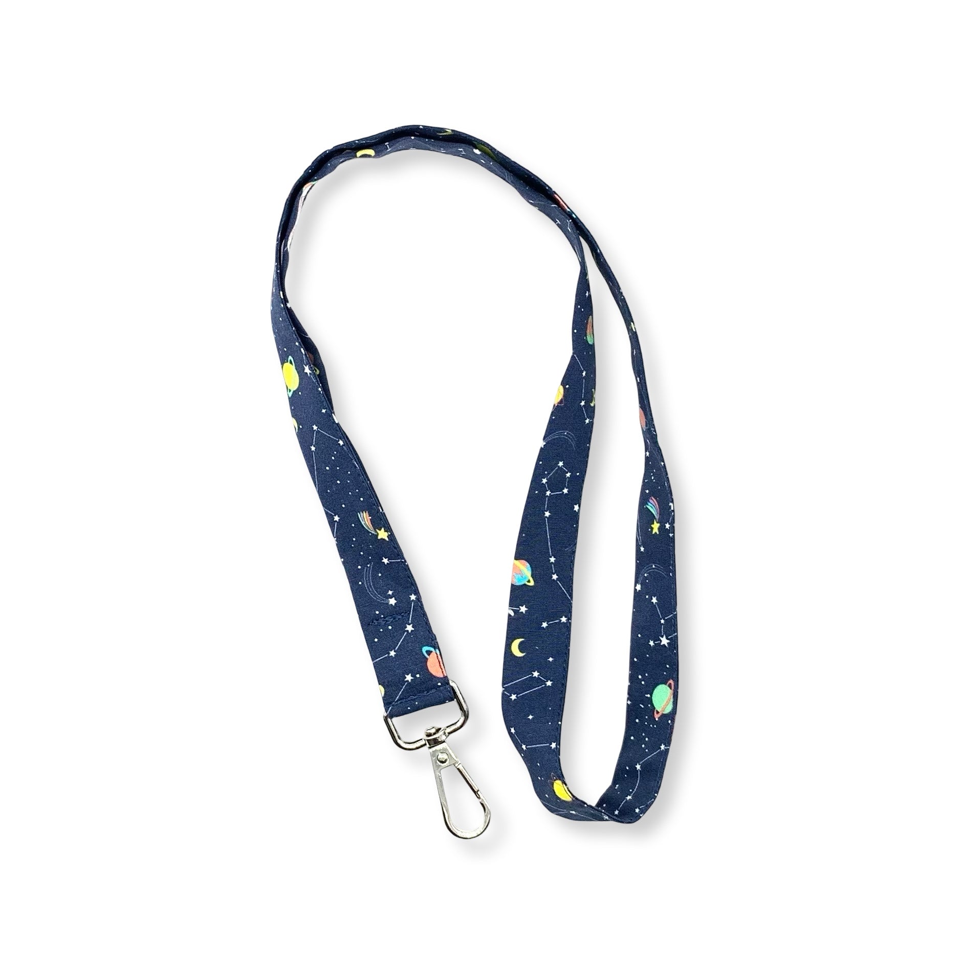 Mille micro stelline compongono fantasiose costellazioni, insieme a stelle comete dalla coda variopinta e improbabili pianeti color caramella in questo laccetto portabadge!. È lungo 45 cm e corredato di moschettone in metallo separabile per il lavaggio grazie al bottone automatico.