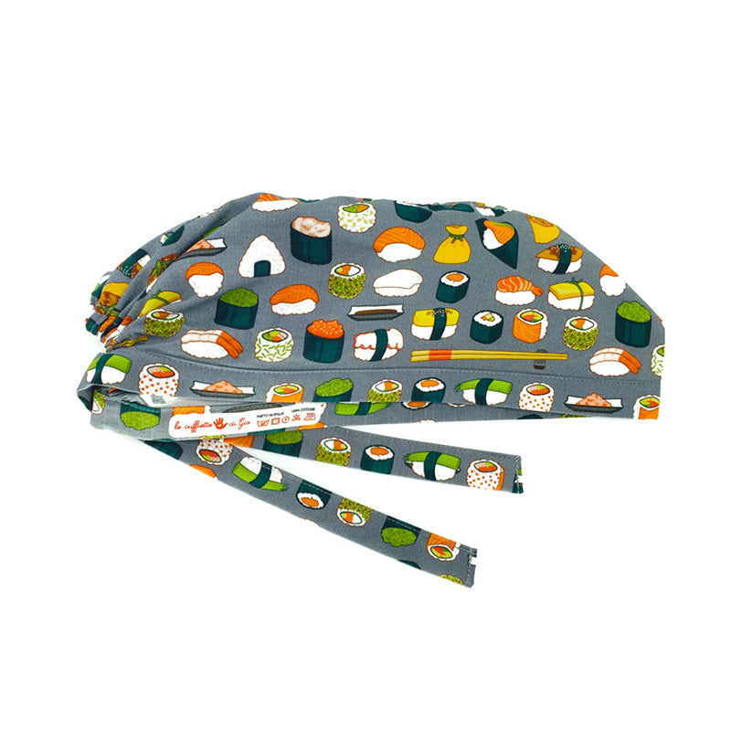 Cuffietta chirurgica con svariati tipi di piatti tipici della cucina giapponese, generalmente chiamati sushi:  nigiri, sashimi, uramaki, maki, temaki, hosomaki, gunkan, futomaki, su sfondo grigio