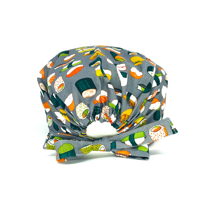 Cuffietta chirurgica con svariati tipi di piatti tipici della cucina giapponese, generalmente chiamati sushi:  nigiri, sashimi, uramaki, maki, temaki, hosomaki, gunkan, futomaki, su sfondo grigio