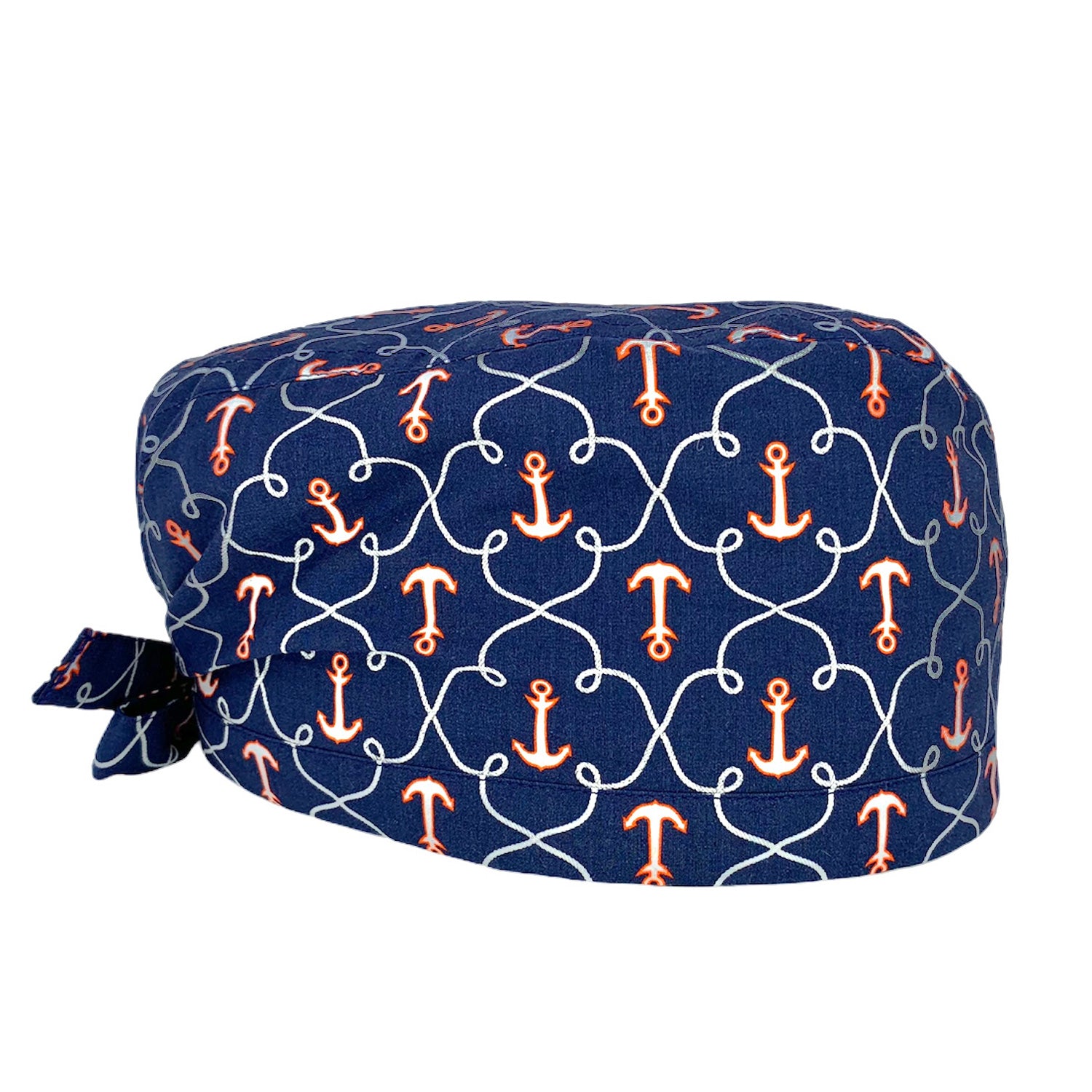 Foto cuffietta laterale. Una fantasia marinara per una cuffietta chirurgica classica ed elegante anche in sala operatoria. Cuffia a fondo blue con ancore e cime bianche e rosse. Chiusura con nastro ed elastico.
