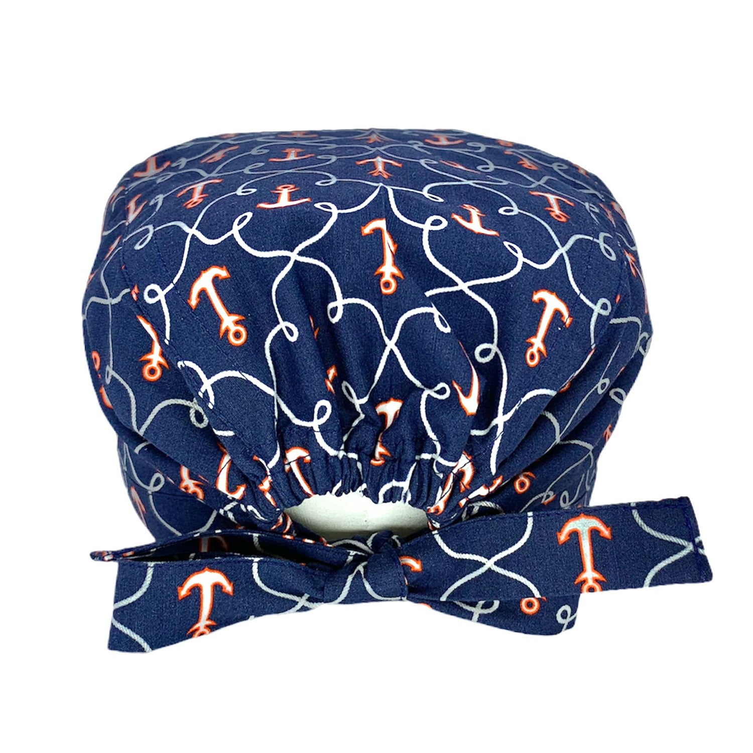 Foto retro cuffietta. Una fantasia marinara per una cuffietta chirurgica classica ed elegante anche in sala operatoria. Cuffia a fondo blue con ancore e cime bianche e rosse. Chiusura con nastro ed elastico.