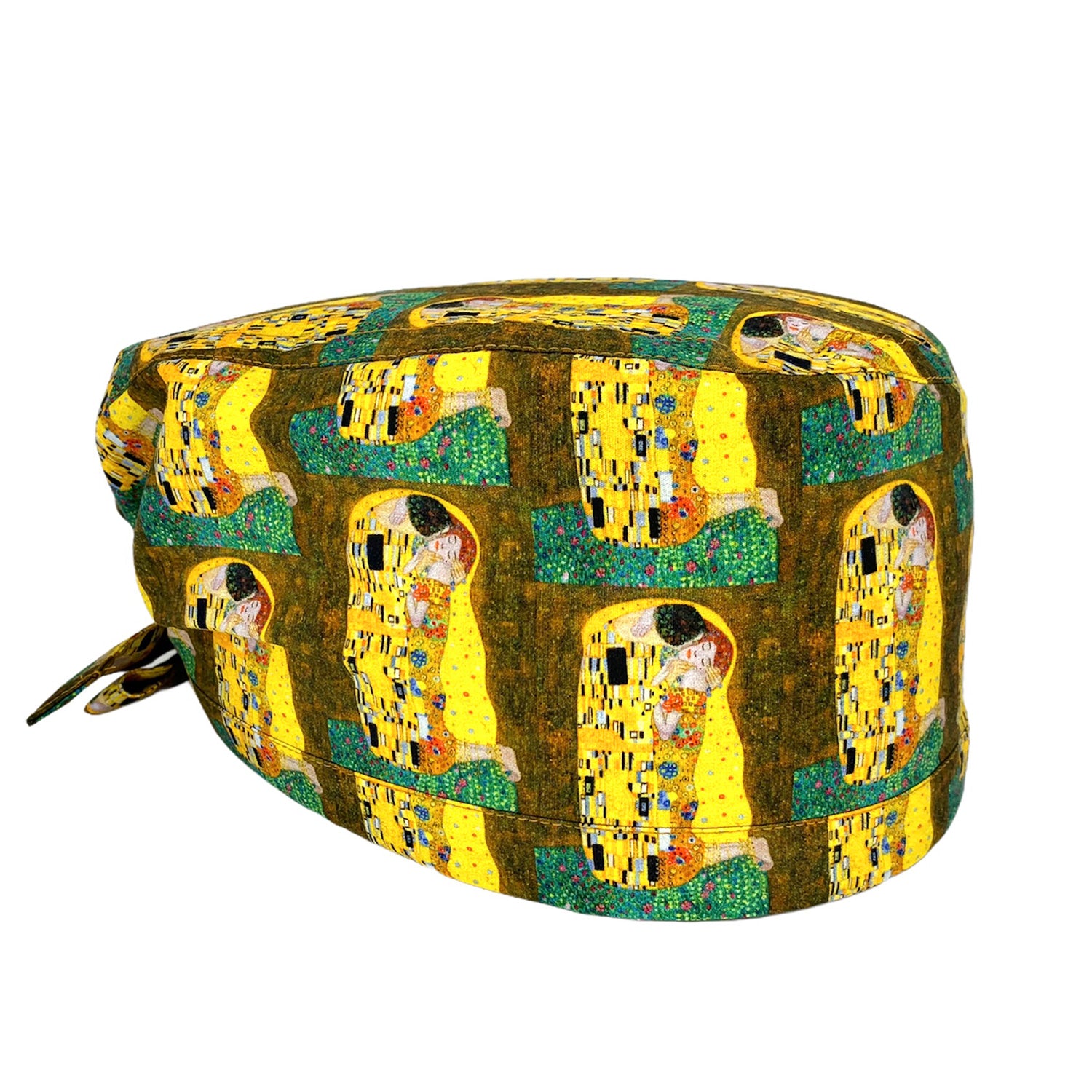 immagine laterale cuffia medica con stampa de Il Bacio di Gustav Klimt.