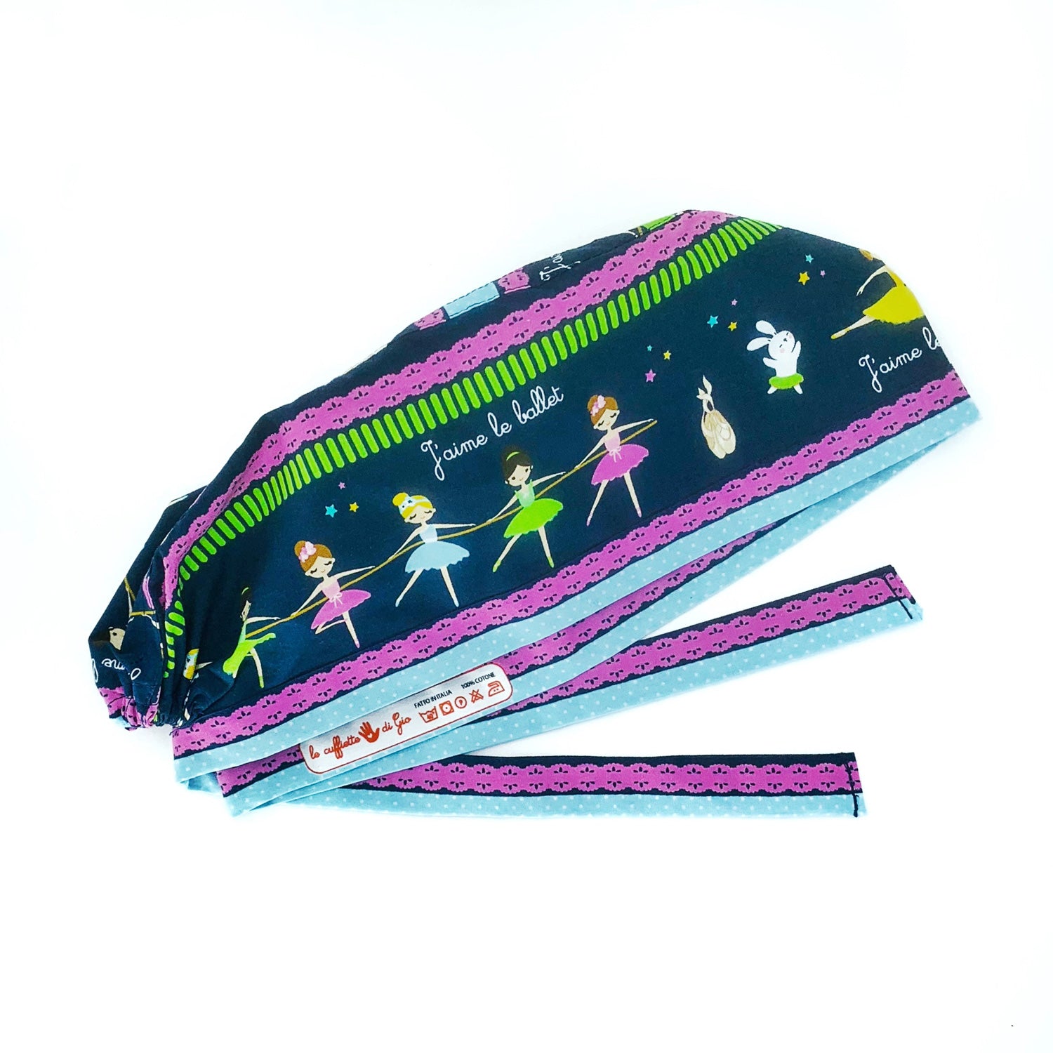 Piccole ballerine alla sbarra danzano fra nastri e merletti stilizzati.