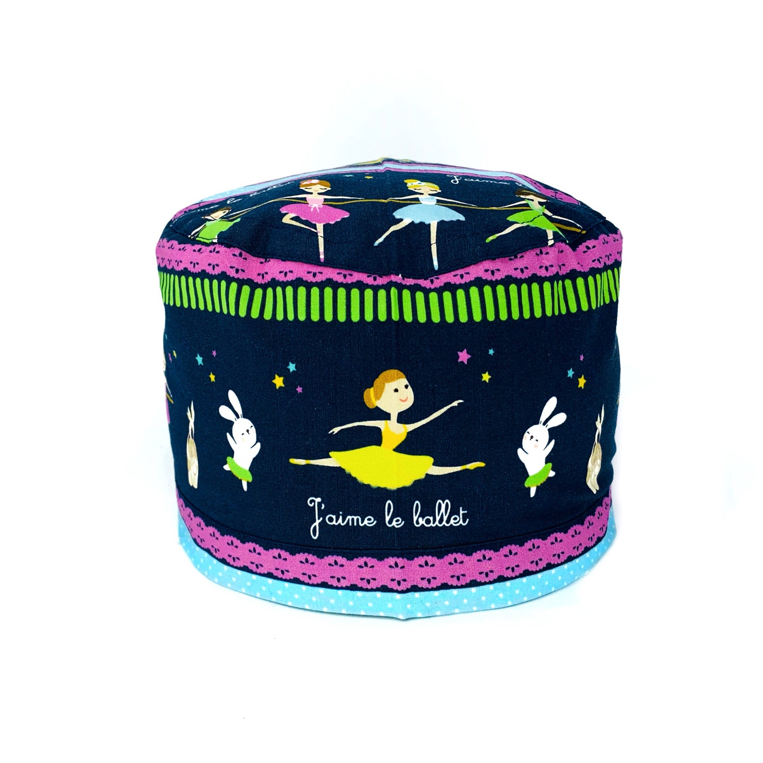 Piccole ballerine alla sbarra danzano fra nastri e merletti stilizzati.