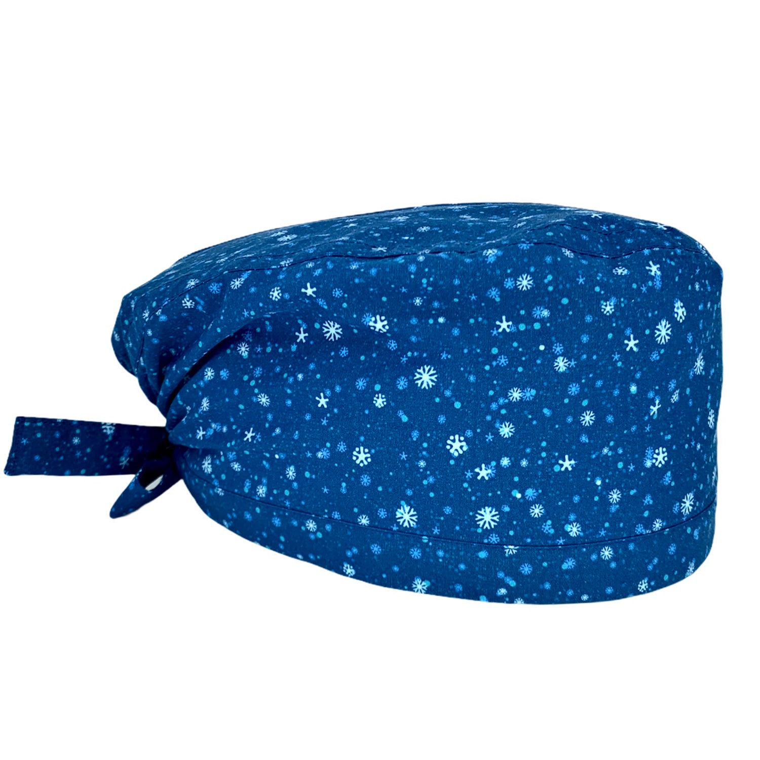 Cuffietta chirurgica blu medio con fiocchi di neve di varie forme e dimensioni