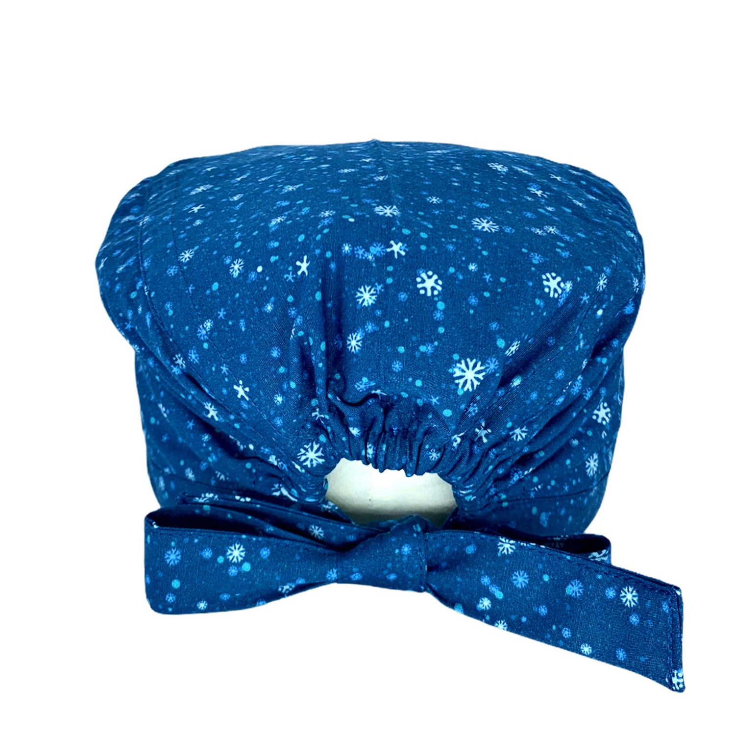 Cuffietta chirurgica blu medio con fiocchi di neve di varie forme e dimensioni