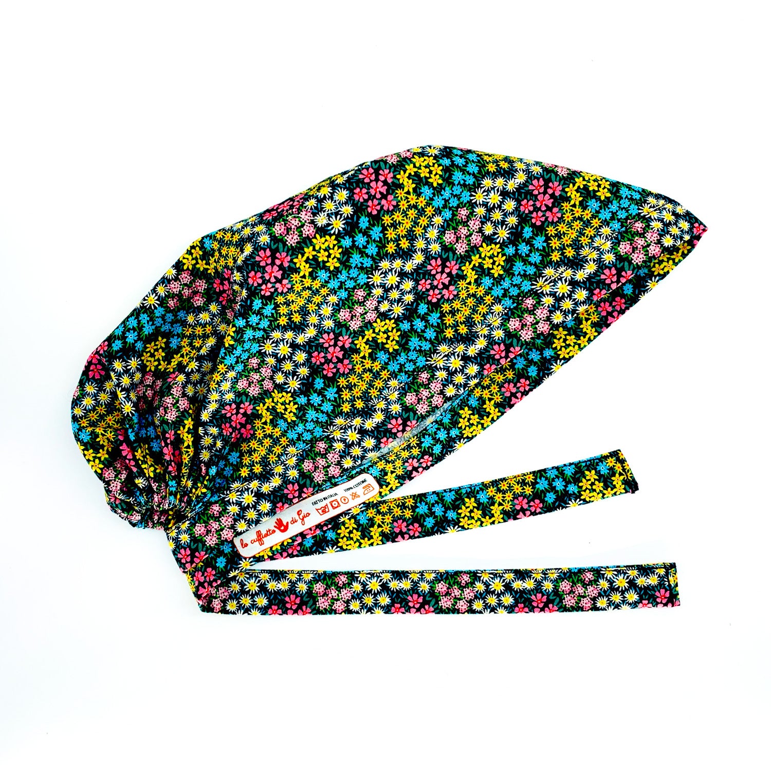 Cuffietta chirurgica In perfetto stile Liberty of London, con piccolissimi fiori di campo raggruppati in aiuole che creano macchie di colore su base nera.