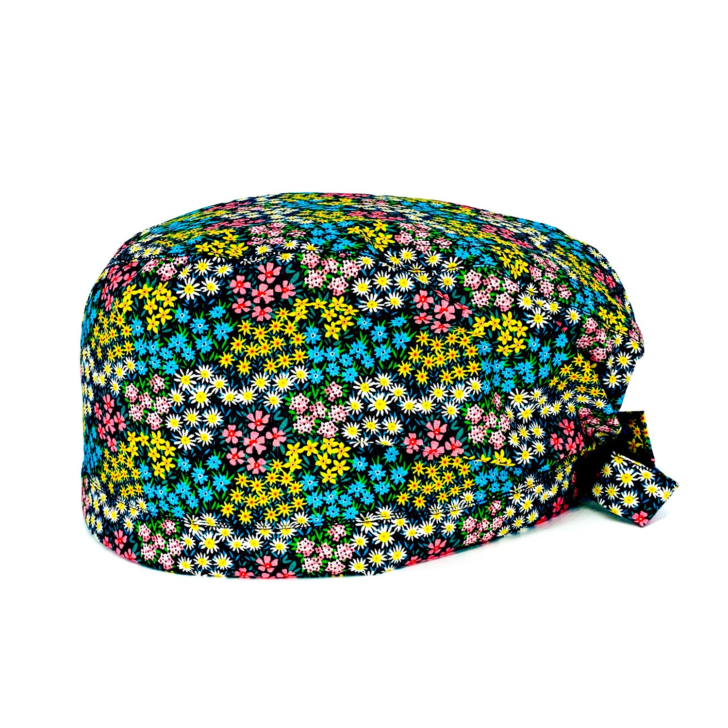 Cuffietta chirurgica In perfetto stile Liberty of London, con piccolissimi fiori di campo raggruppati in aiuole che creano macchie di colore su base nera.