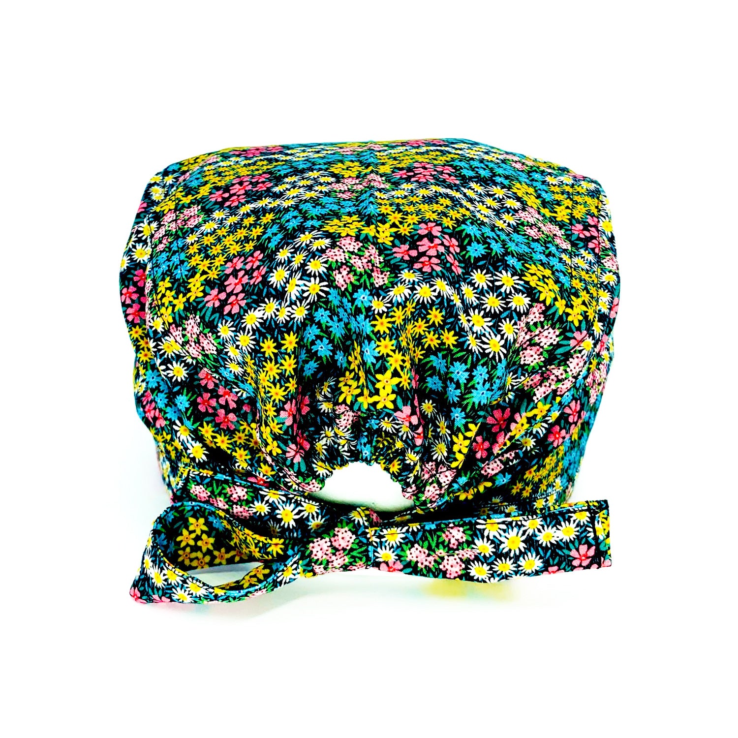 Cuffietta chirurgica In perfetto stile Liberty of London, con piccolissimi fiori di campo raggruppati in aiuole che creano macchie di colore su base nera.