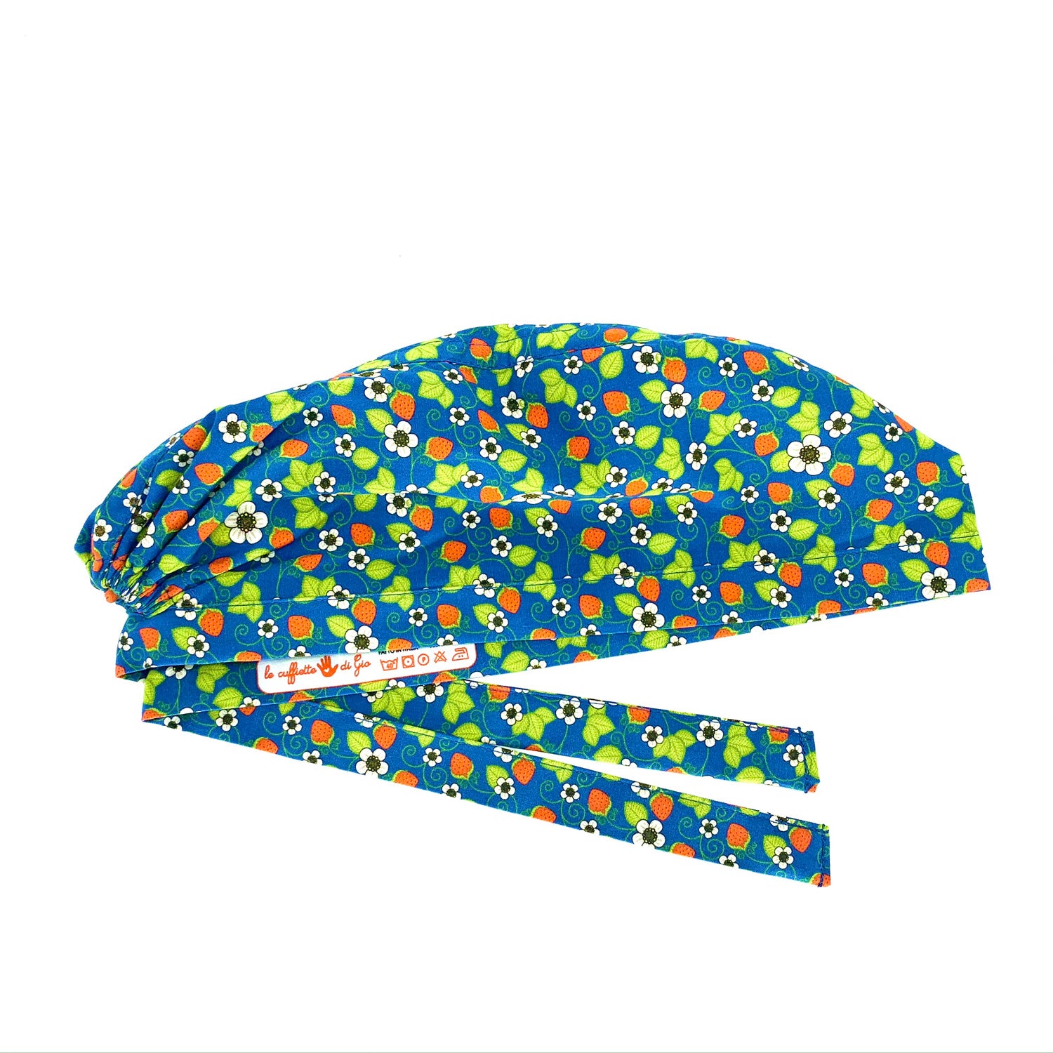 Cuffietta chirurgica con piccole piante di fragoline di bosco con i loro fiori bianchi che si intrecciano su una base blu medio, in perfetto stile Liberty of London.