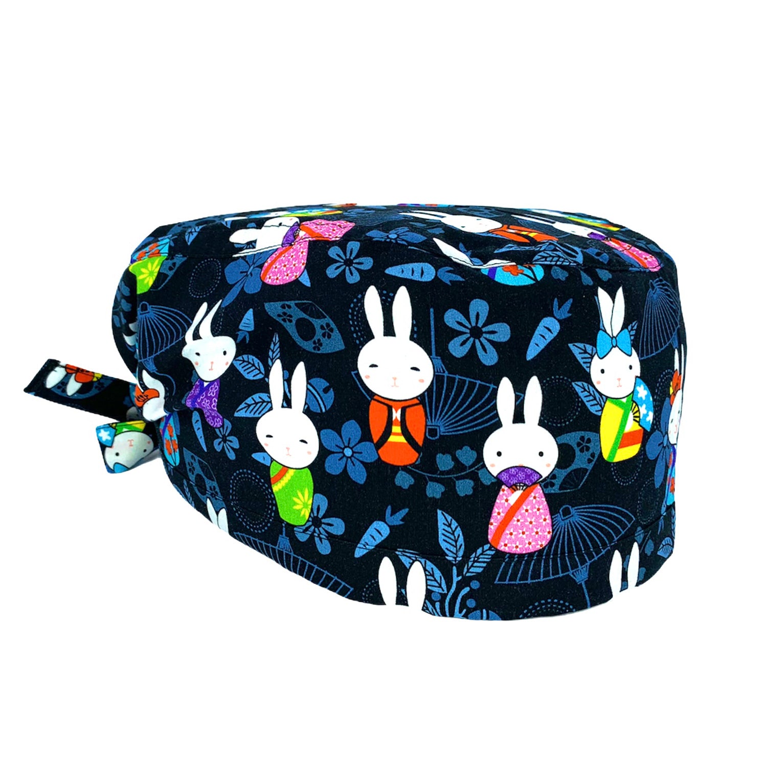 Deliziosi coniglietti vestiti con kimono colorati, sfondo nero con oggetti di ispirazione giapponese tono su tono.