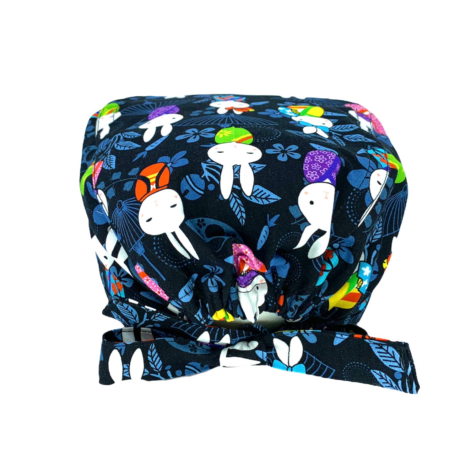 Deliziosi coniglietti vestiti con kimono colorati, sfondo nero con oggetti di ispirazione giapponese tono su tono.