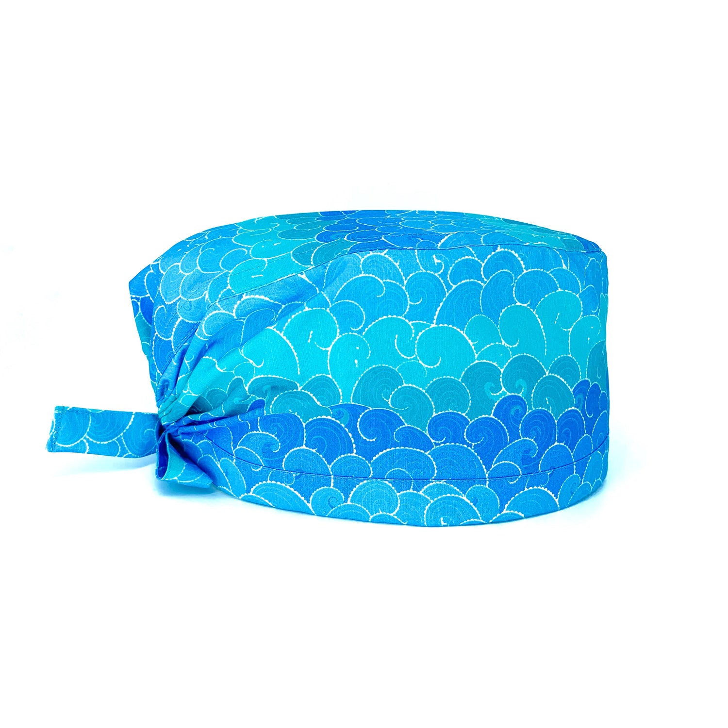 Foto laterale cuffia chirurgica con disegnate le onde del mare stilizzate in varie sfumature di azzurro