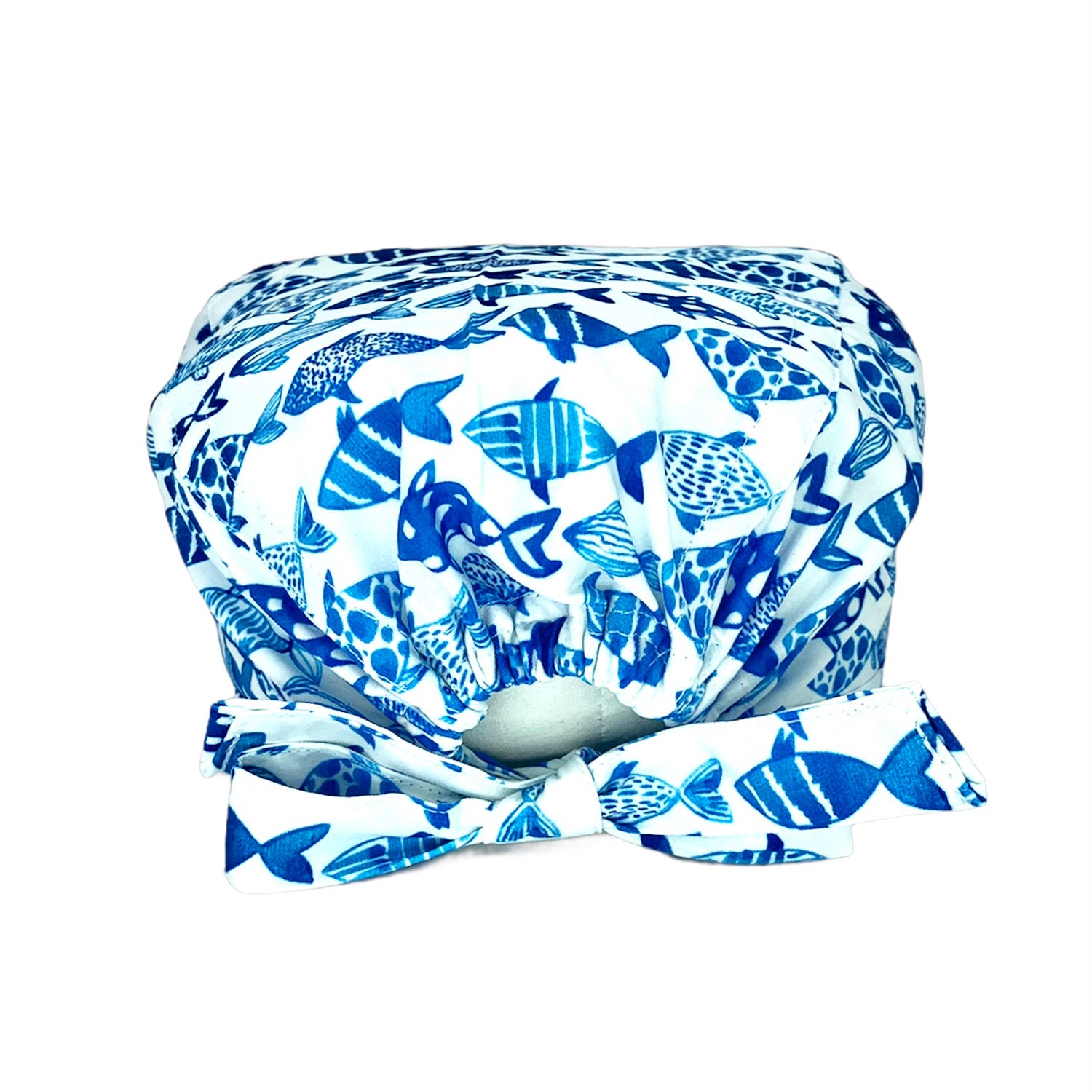 Cuffietta chirurgica bianca con pesciolini stilizzati dipinti ad acquerello in diverse tonalità di blu