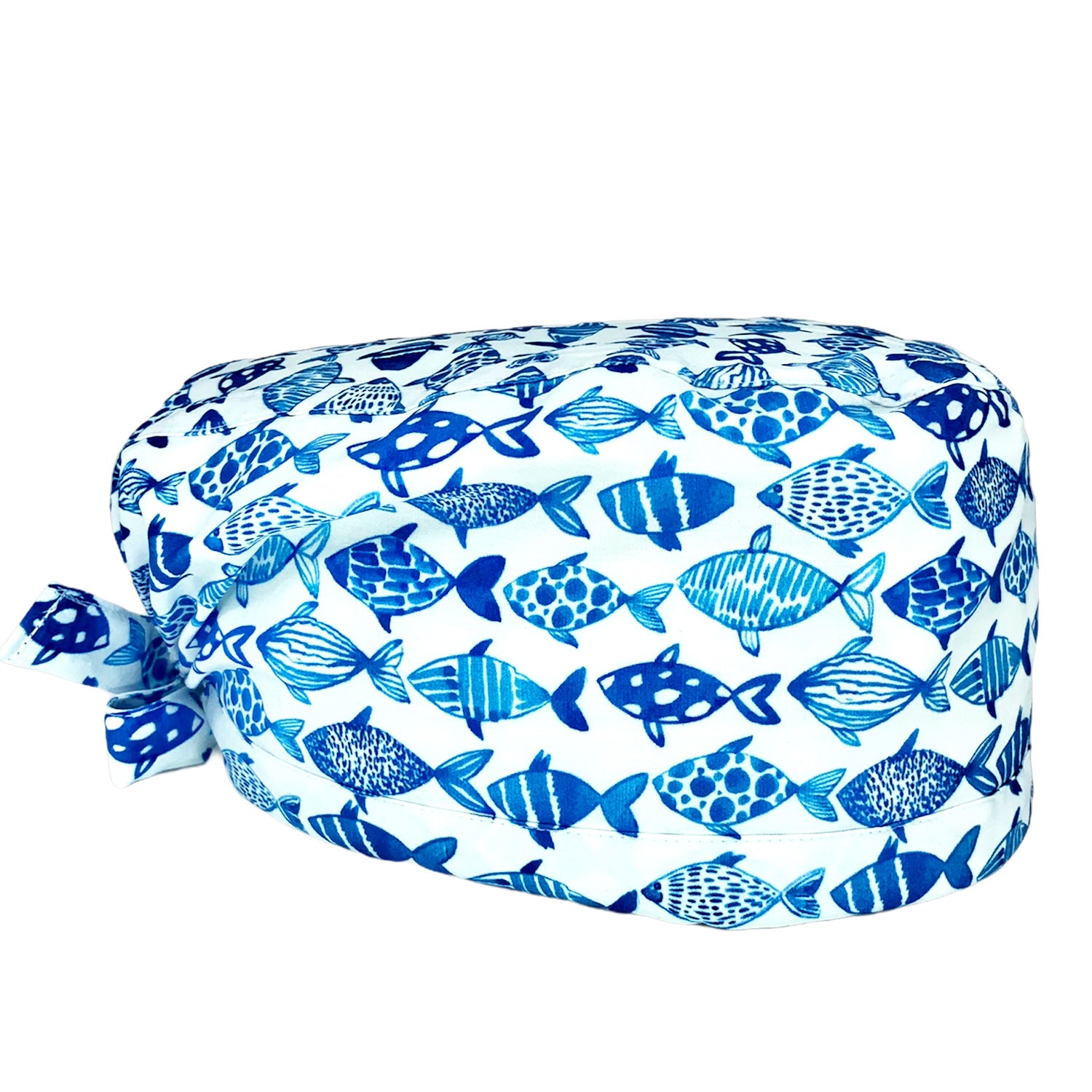 Cuffietta chirurgica bianca con pesciolini stilizzati dipinti ad acquerello in diverse tonalità di blu