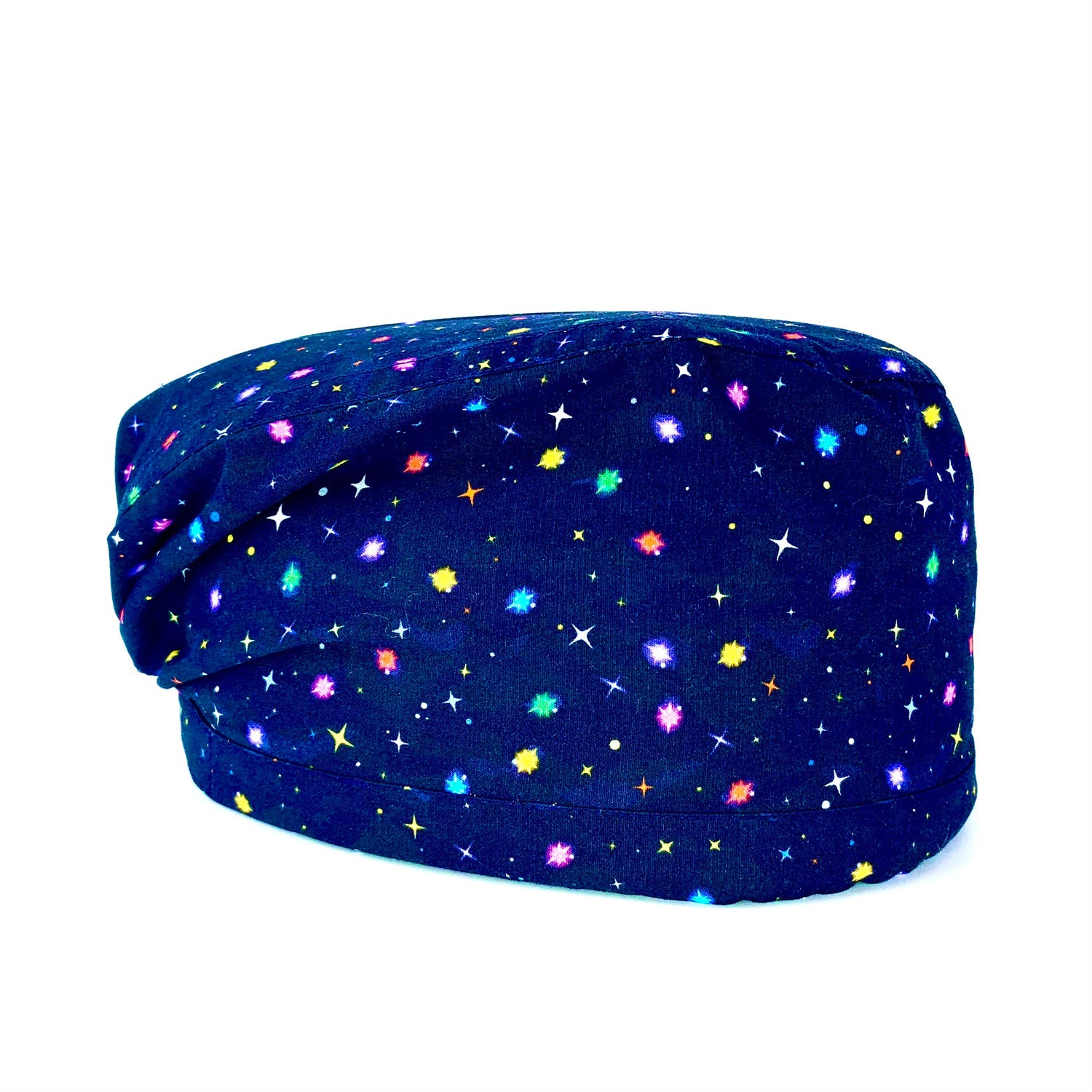 Cuffietta chirurgica con tante piccole stelline colorate che brillano su uno sfondo blu scuro