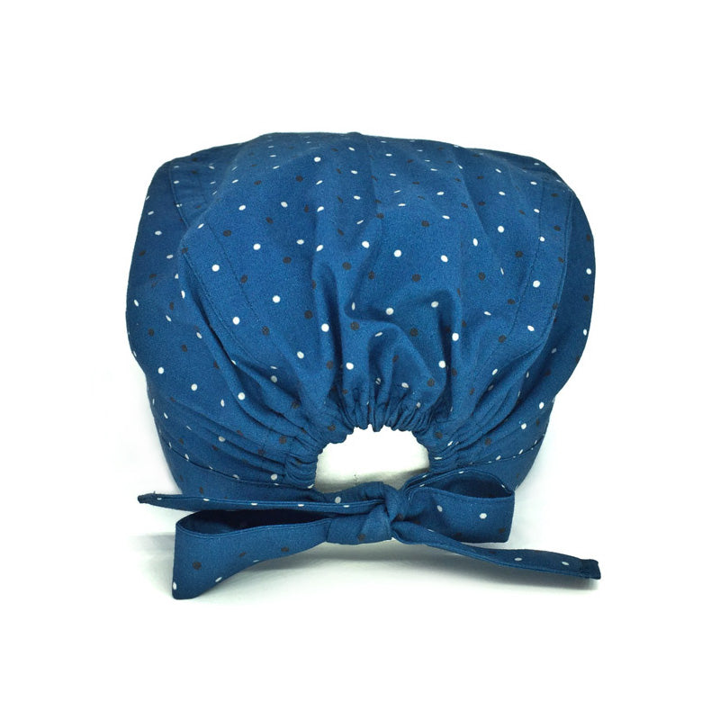 Cuffietta chirurgica con pattern che richiama le cravatte classiche, con dei pois grigio chiaro e scuro su base blu avio.