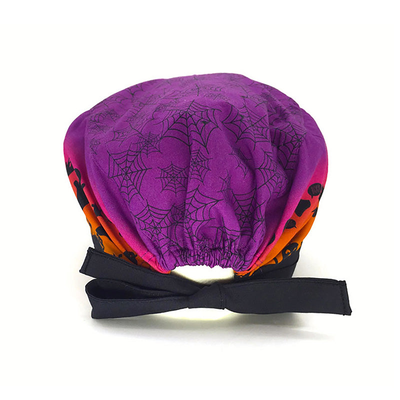 Cuffietta chirurgica con piccoli fantasmi neri e tombe nere sullo sfondo un tramonto che va dall'arancione al viola, colori brillanti per augurare un felice Halloween a chi ti incontra