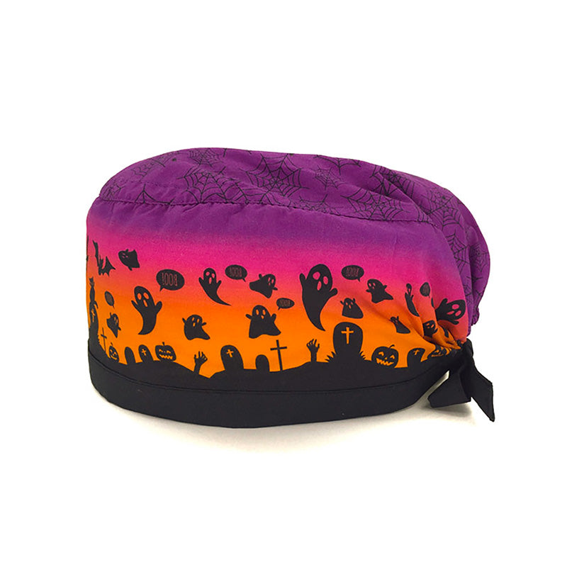 Cuffietta chirurgica con piccoli fantasmi neri e tombe nere sullo sfondo un tramonto che va dall'arancione al viola, colori brillanti per augurare un felice Halloween a chi ti incontra