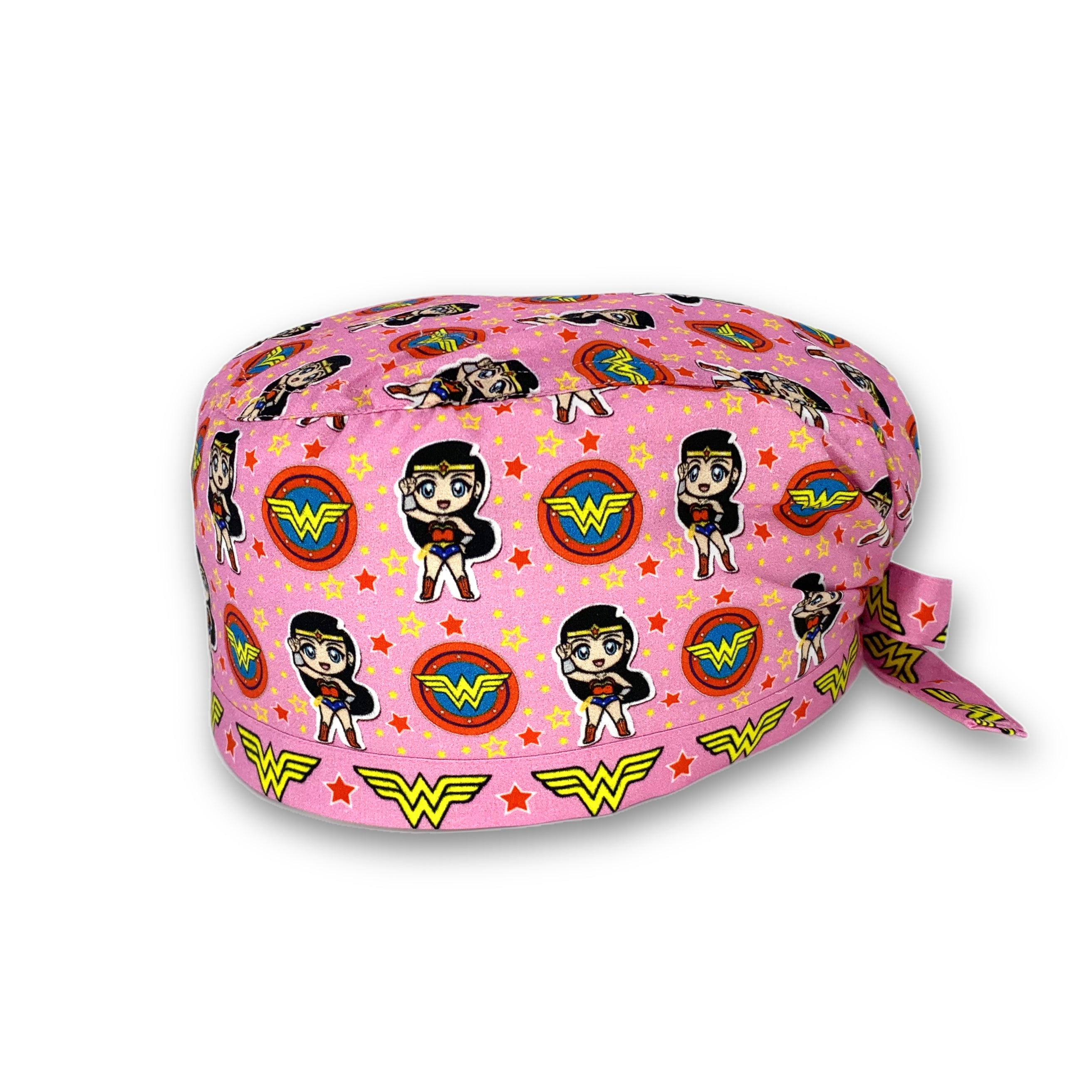Cuffietta chirurgica con una ragazza super eroe, stelline colorate e simbolo di doppia w, sfondo rosa