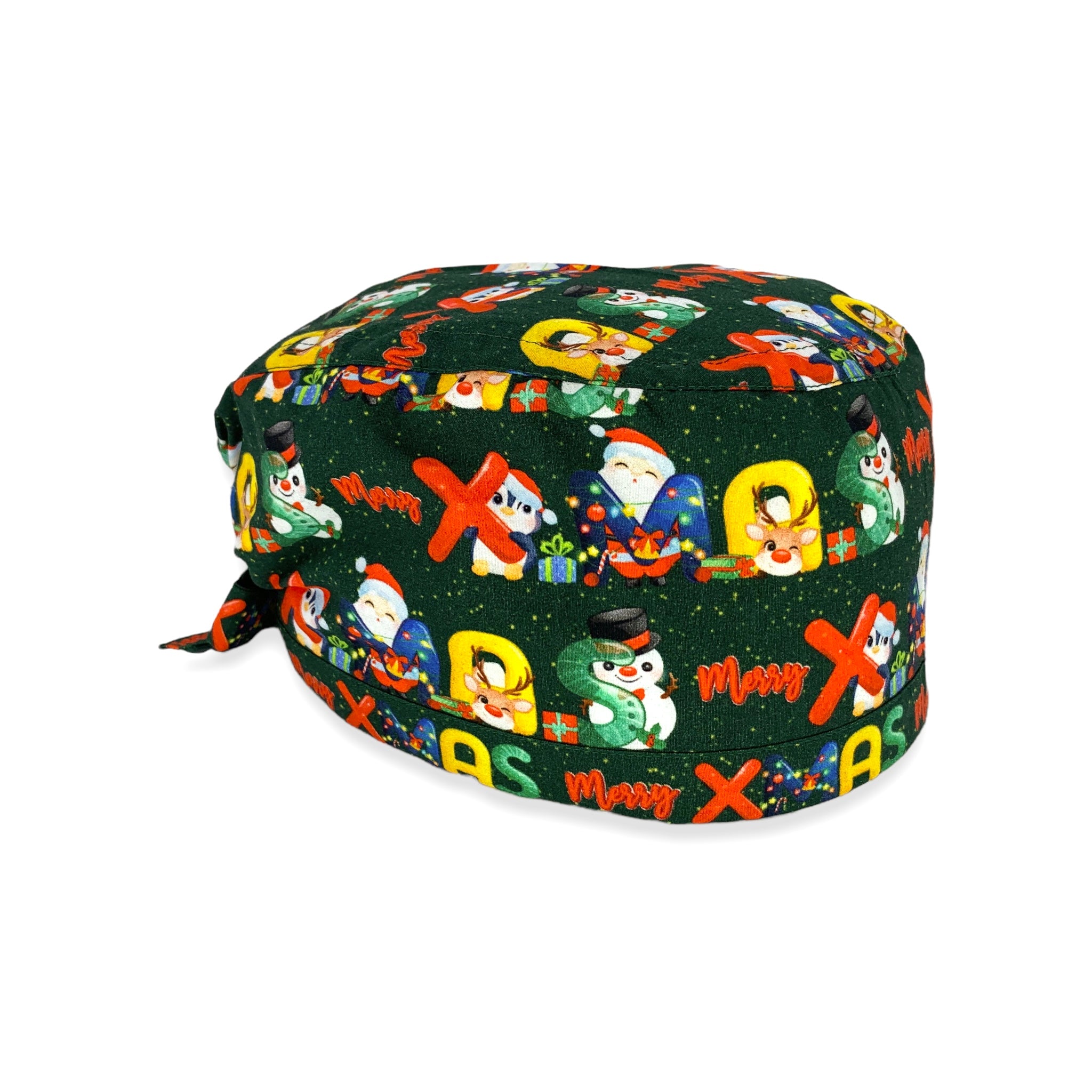 Un pinguino, un babbo natale, un pupazzo di neve una renna rudolph sbucano da una scritta che dice merry Xmas con tanti pacchetti regalo, e fiocchi di neve su sfondo verde albero