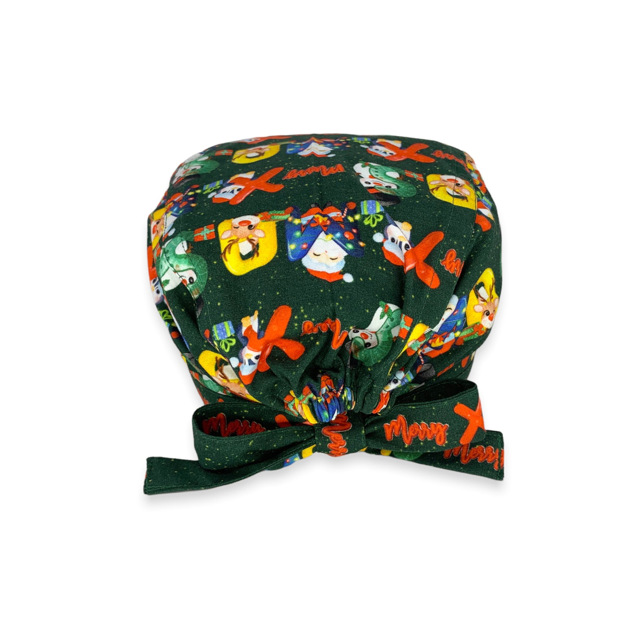 Un pinguino, un babbo natale, un pupazzo di neve una renna rudolph sbucano da una scritta che dice merry Xmas con tanti pacchetti regalo, e fiocchi di neve su sfondo verde albero