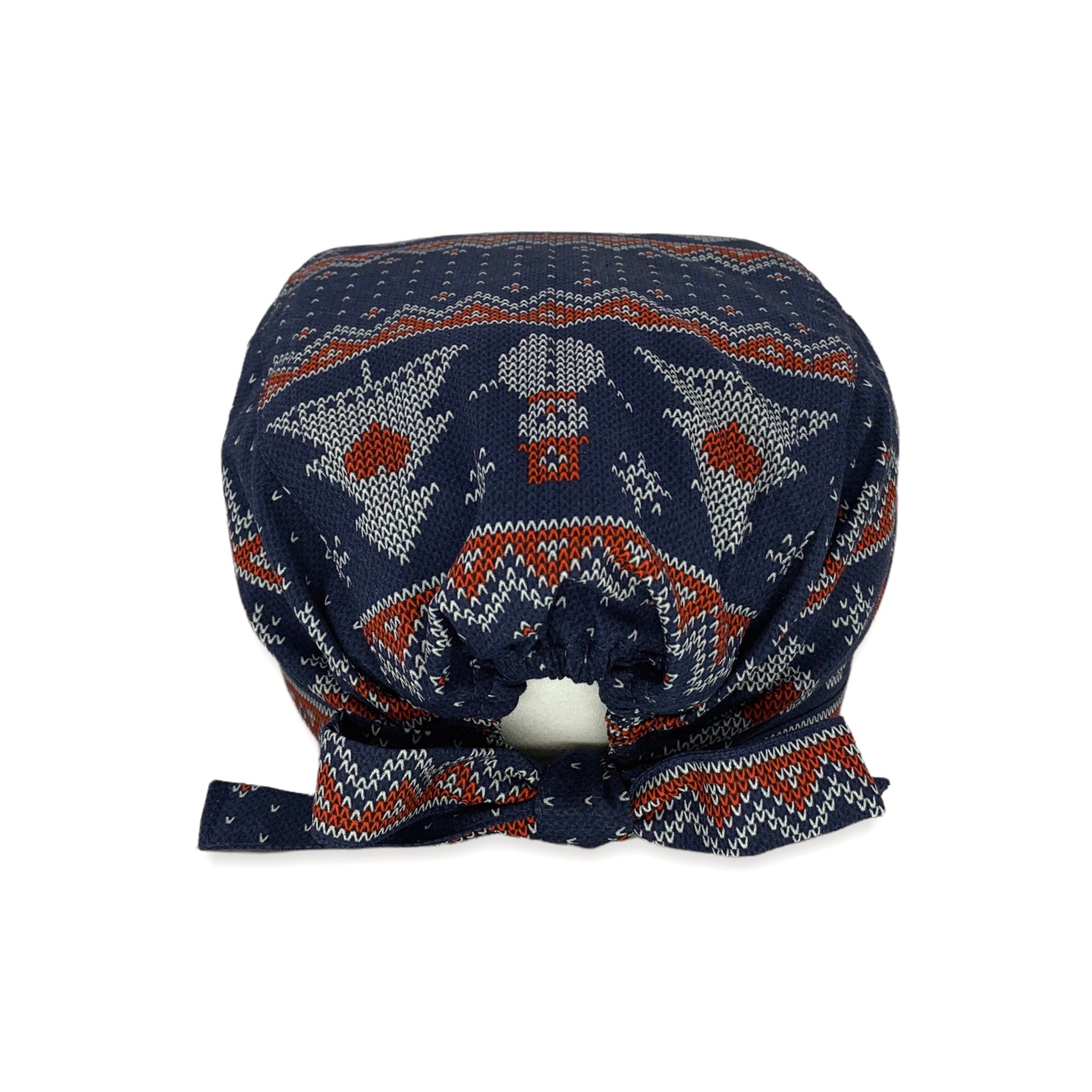 Cuffietta chirurgica che riproduce un lavoro a maglia con disegnati dei soggetti natalizi come albero di natale e pupazzo di neve. Sfondo blu con disegni bianchi e rossi