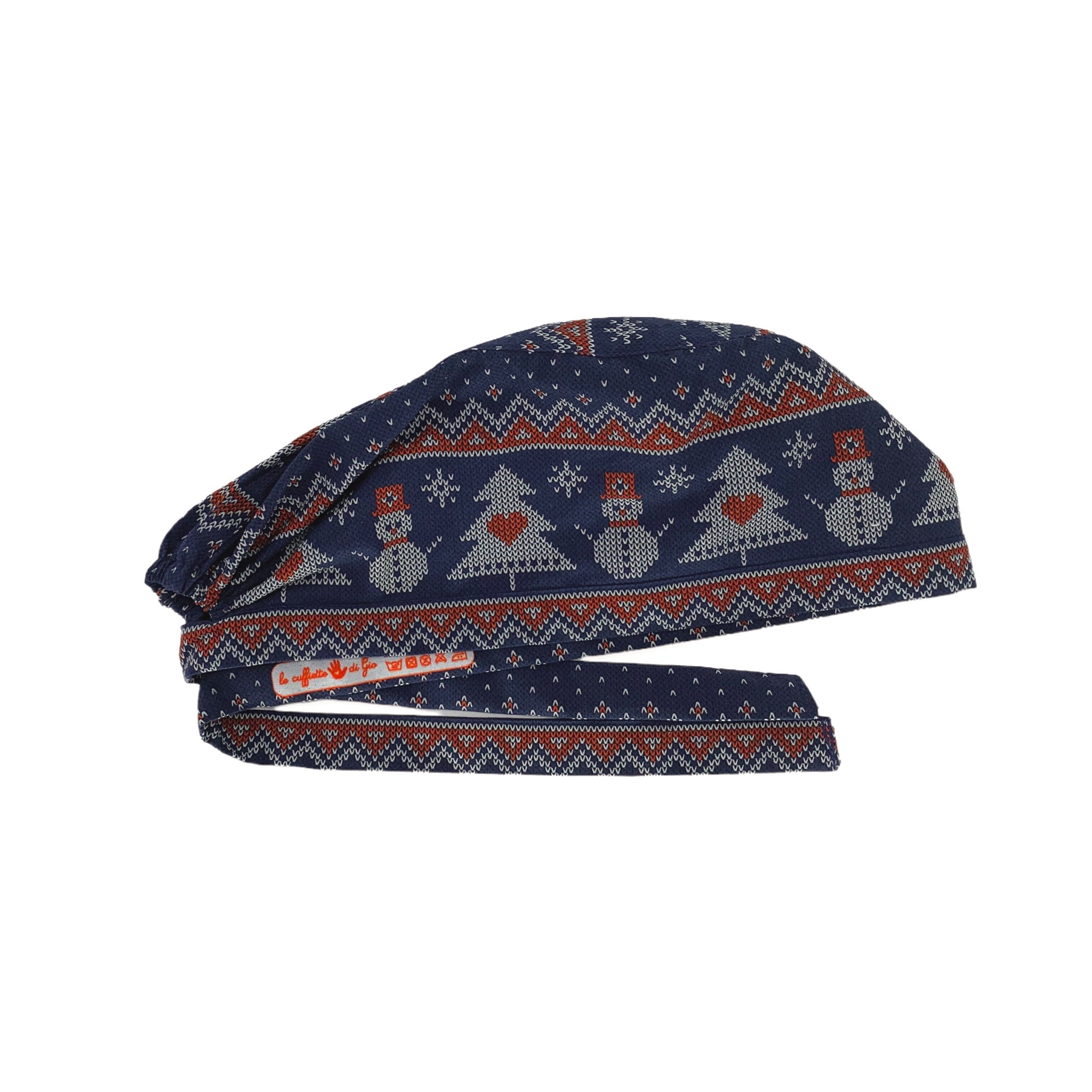 Cuffietta chirurgica che riproduce un lavoro a maglia con disegnati dei soggetti natalizi come albero di natale e pupazzo di neve. Sfondo blu con disegni bianchi e rossi