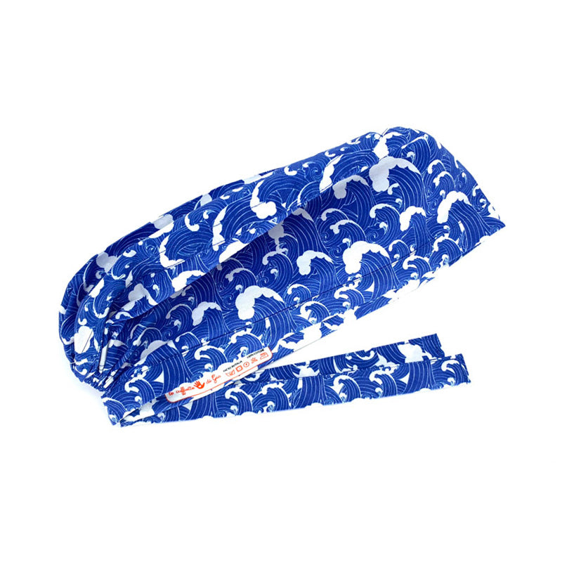 Cuffietta chirurgica con onde del mare disegnate in stile giapponese; onde bianche su blu indaco; tema marino classico e molto elegante