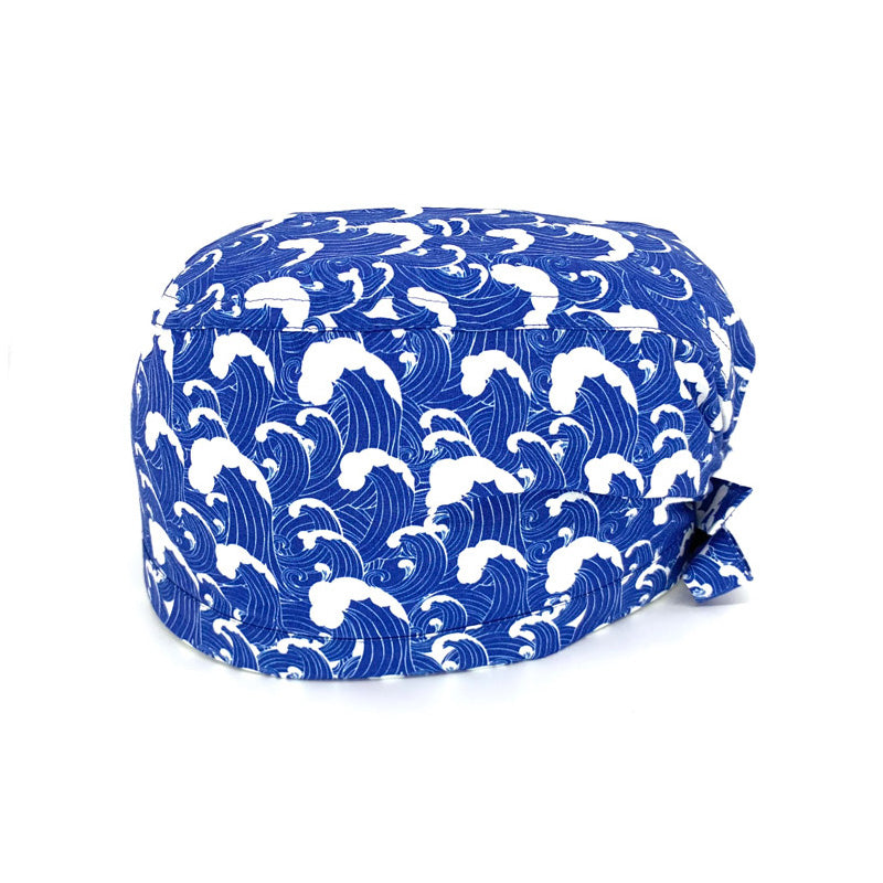 Cuffietta chirurgica con onde del mare disegnate in stile giapponese; onde bianche su blu indaco; tema marino classico e molto elegante