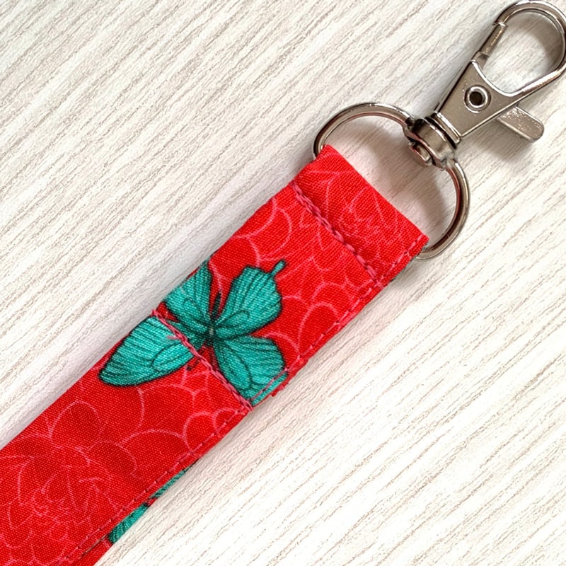 Laccetto portabadge "Farfalle su dalie"