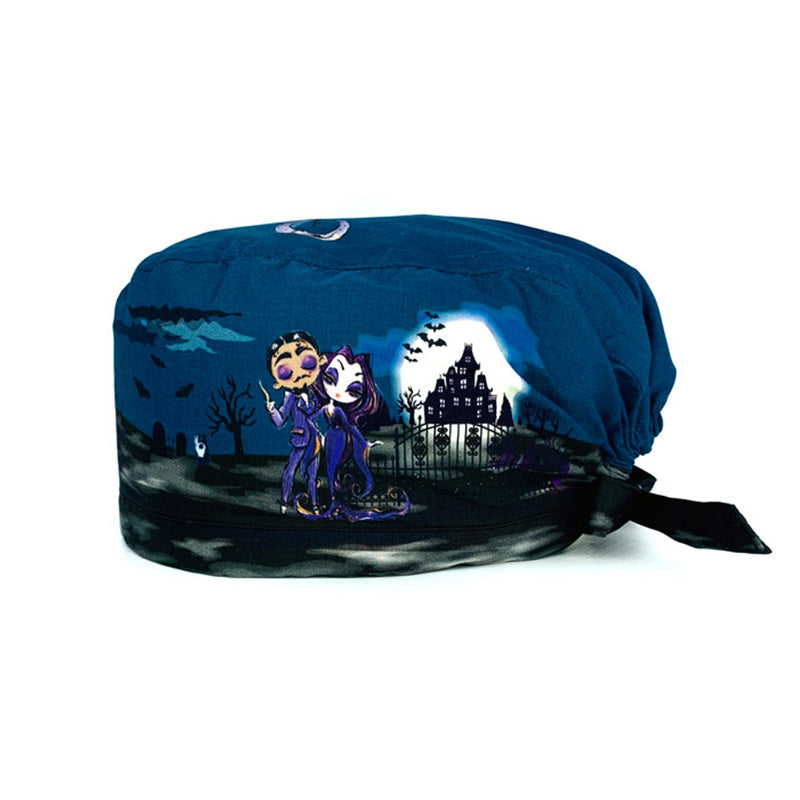 Cuffietta chirurgica che ritrae Morticia e Gomez della famiglia Addams, in versione cartoon, sullo sfondo una villa lugubre contro la luna piena, un cancello tetro, alberi spogli e pipistrelli svolazzanti