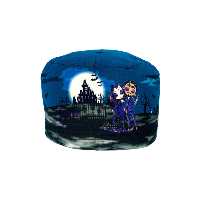 Cuffietta chirurgica che ritrae Morticia e Gomez della famiglia Addams, in versione cartoon, sullo sfondo una villa lugubre contro la luna piena, un cancello tetro, alberi spogli e pipistrelli svolazzanti