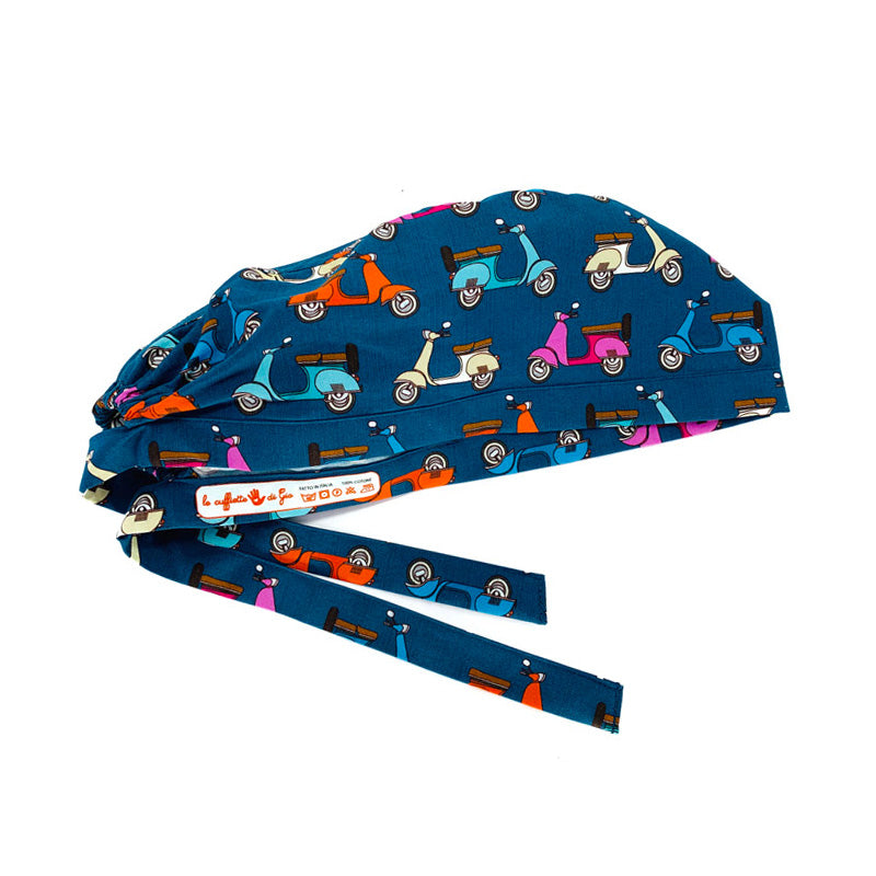 Immagine laterale di cuffia medica stirata con stampa etichetta, le cuffiette di gio, su laccio interno del laccio. A fondo blue con stampate tante vespe stile 50special colorate