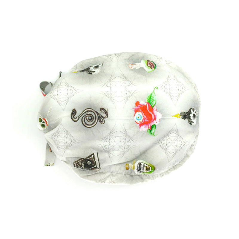 Suggestiva cuffietta in tema Halloween con le bamboline Voodoo Dolls, ragnatele, ragni e molti altri oggetti relativi alla festività di Halloween, sfondo bianco