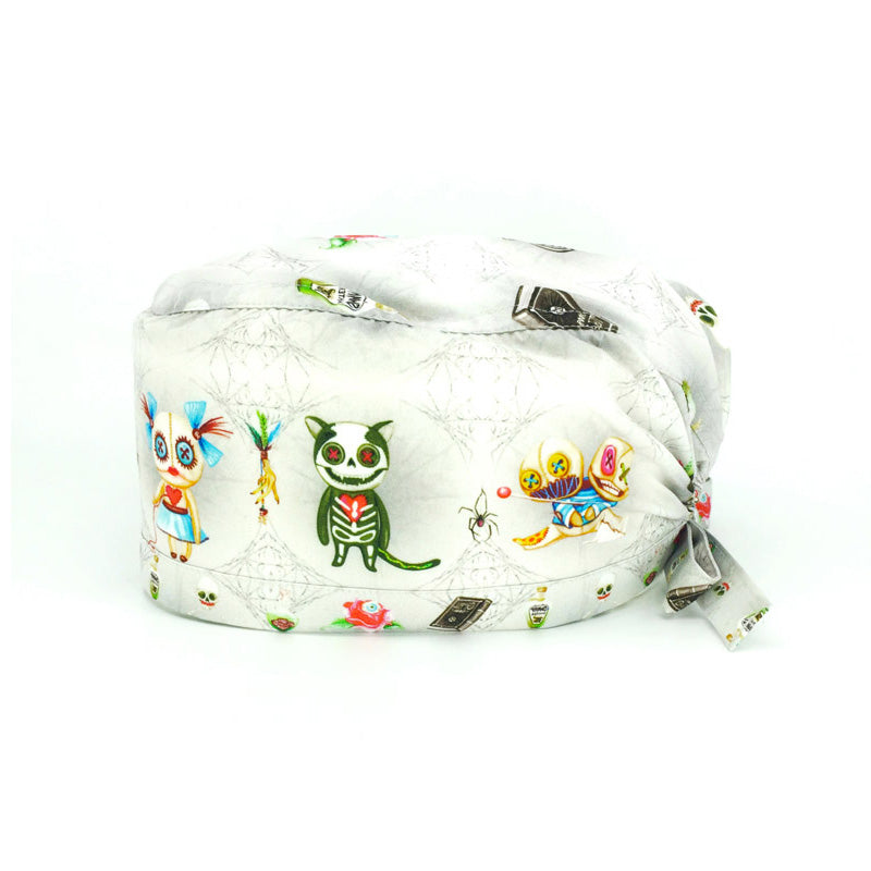 Suggestiva cuffietta in tema Halloween con le bamboline Voodoo Dolls, ragnatele, ragni e molti altri oggetti relativi alla festività di Halloween, sfondo bianco