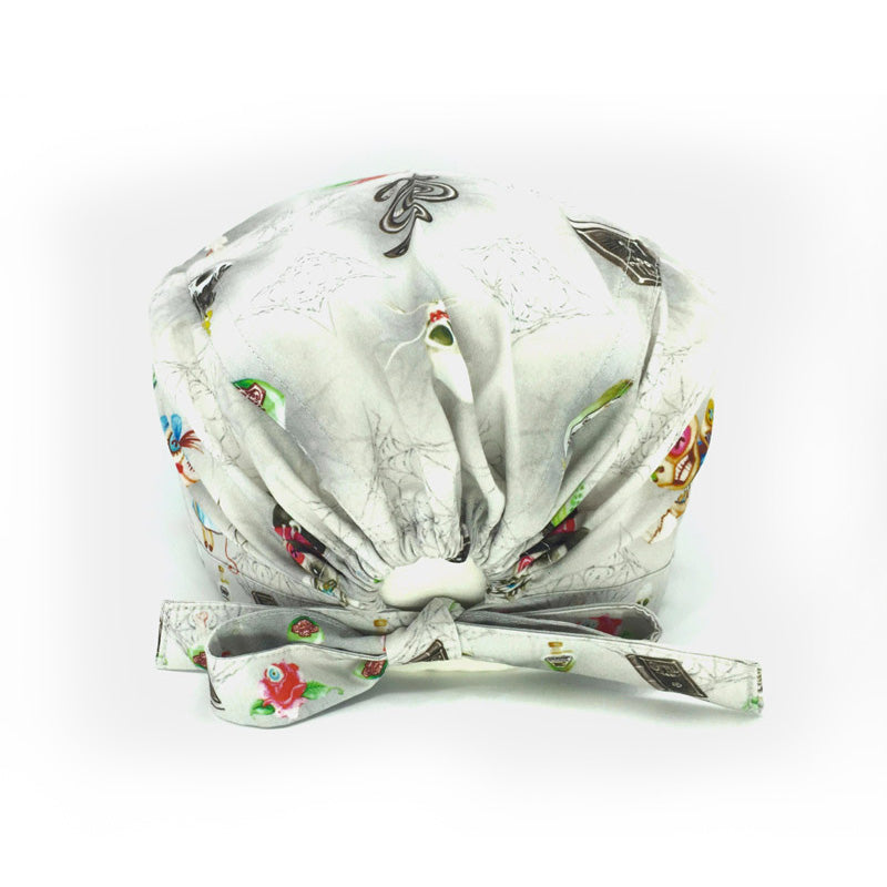 Suggestiva cuffietta in tema Halloween con le bamboline Voodoo Dolls, ragnatele, ragni e molti altri oggetti relativi alla festività di Halloween, sfondo bianco