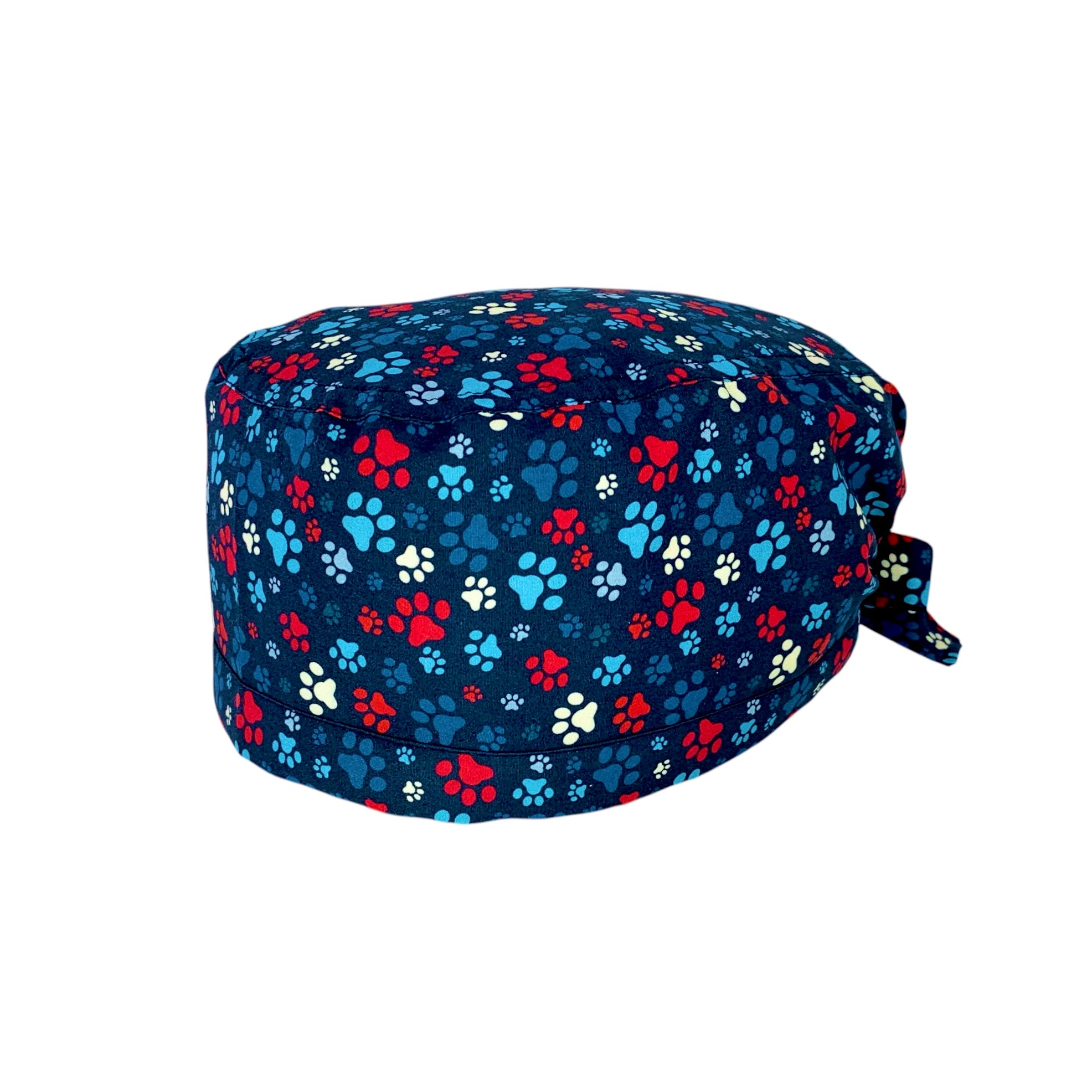 L'orma di una zampa di cane o gatto declinata in varie dimensioni e colori su base blu delinea un pattern semplice, vivace ed elegante al tempo stesso.