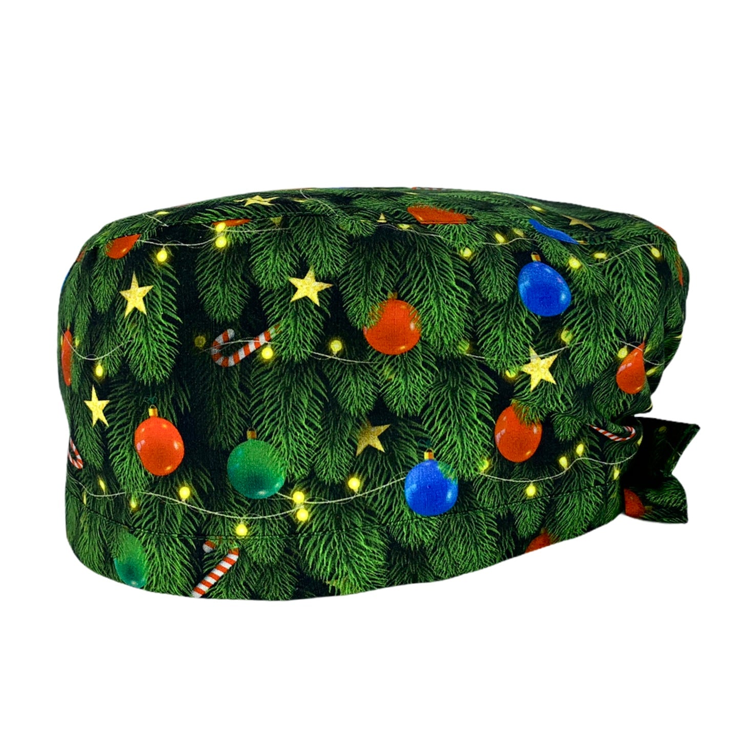 Una cuffietta che riproduce i rami di un albero di Natale con decorazioni di palline rosse, verdi e azzurre, fili di stelline dorate e bastoncini di zucchero rosso e bianco