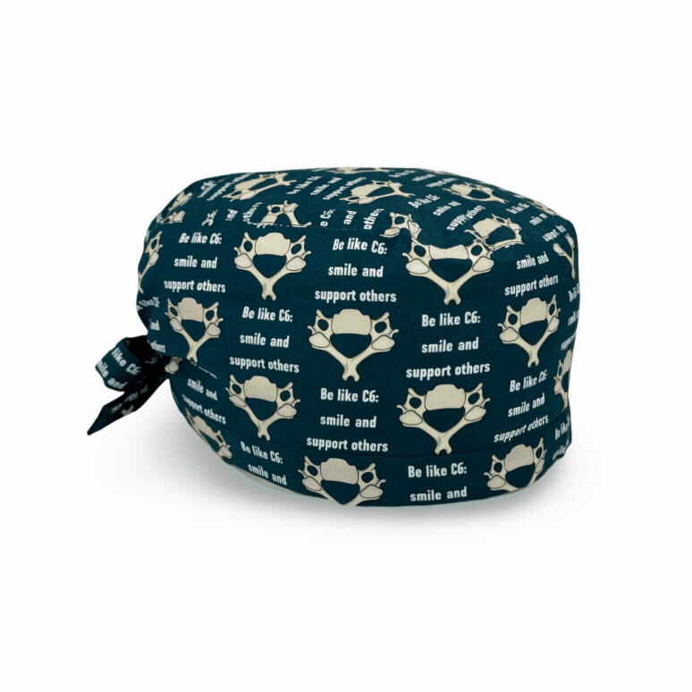 In questa cuffietta chirurgica un meme si trasforma in un simpatico pattern, ideale per neurochirurghi e per chi vuole promuovere simpaticamente lo spirito di squadra, una vertebra C6 stilizzata sembra un mostriciattolo sorridente e si abbina alla frase in inglese "sii come C6: sorridi e supporta gli altri" su sfondo blu petrolio o magenta