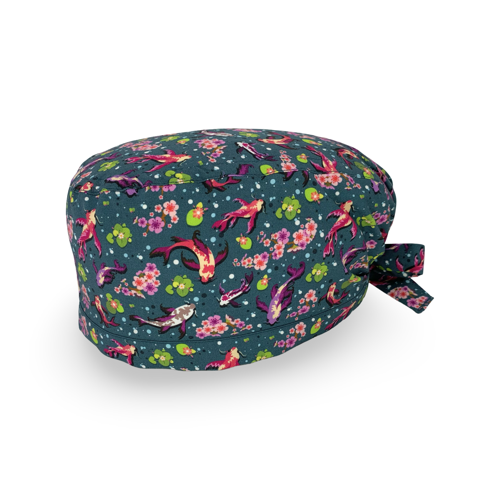 Un design di ispirazione giapponese, elegantissimo grazie a un mix vincente di colori: lo sfondo blu avio, le carpe viola e magenta, le foglie dei fiori di loto verde acido, i fiori Sakura in diverse tonalità di rosa.&nbsp;