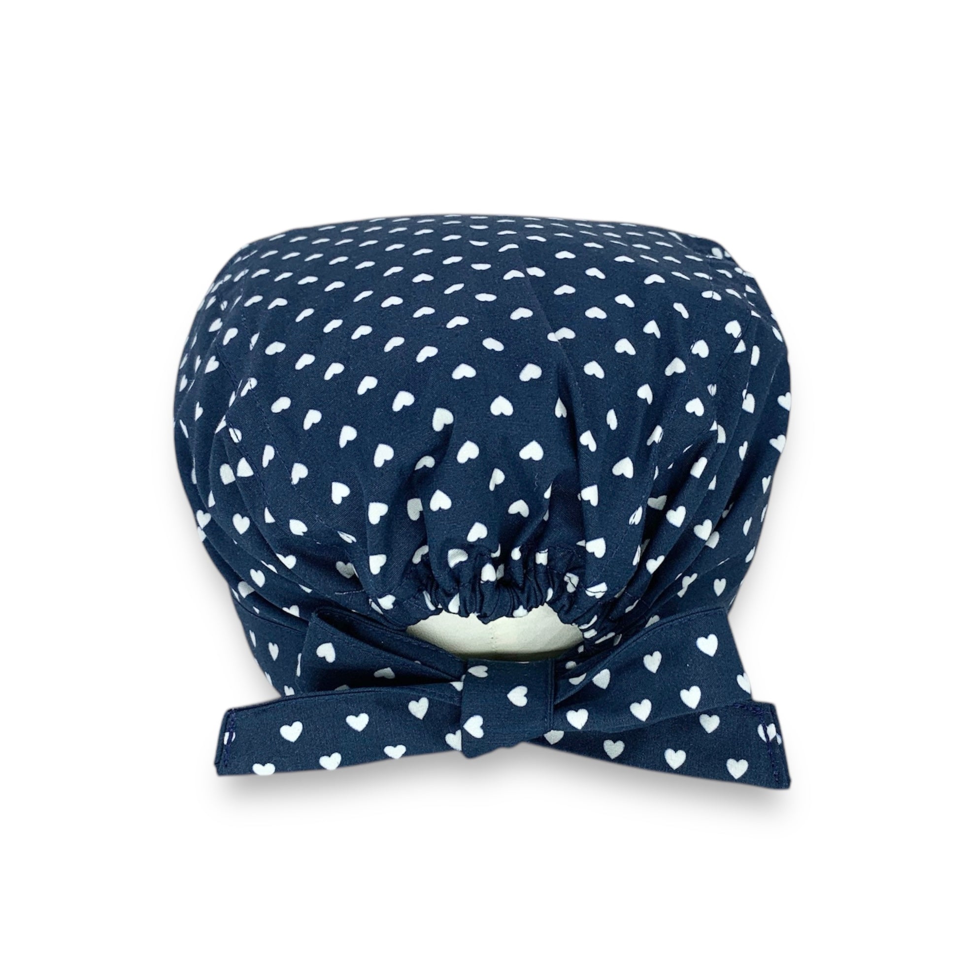 Piccoli cuoricini bianchi come pois su base blu. Semplice ed elegante.