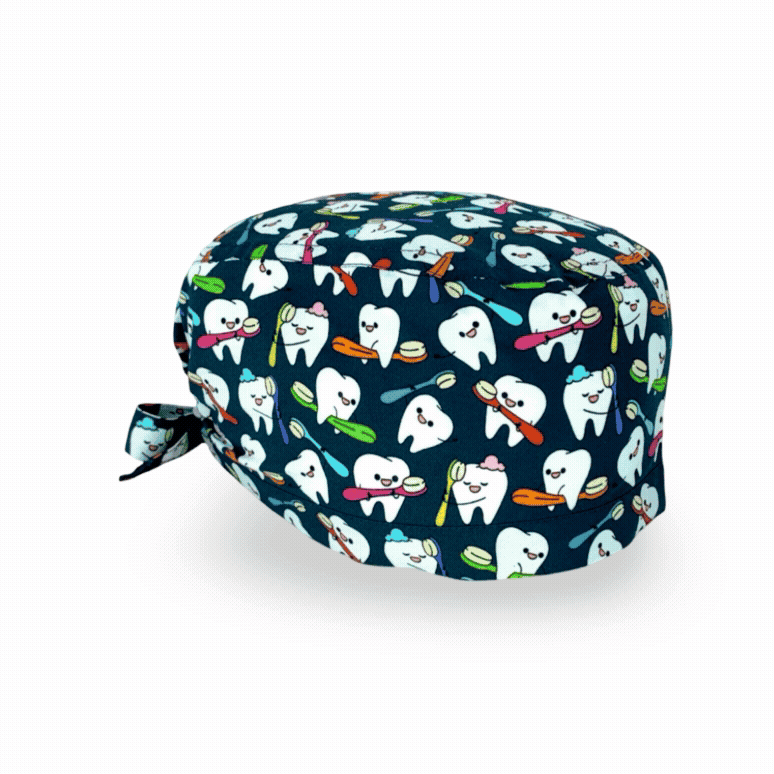 Cuffia dal design simpatico e colorato! La cuffia ha il fondo blu scuro o rosa intenso con una serie di dentini animati intenti a lavarsi i denti e ognuno di loro tiene uno spazzolino con il manico colorato.