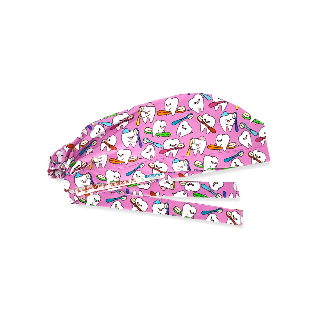 Cuffia dal design simpatico e colorato! La cuffia ha il fondo  con una serie di dentini animati intenti a lavarsi i denti e ognuno di loro tiene uno spazzolino con il manico colorato.osa intenso