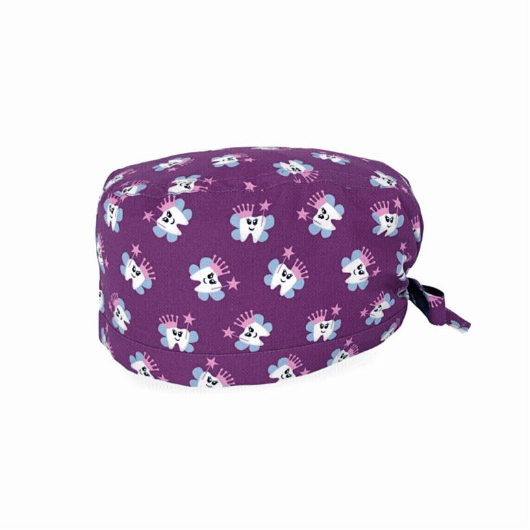 Un design semplice, un dentino sorridente con le ali, una piccola corona rosa in testa a e una bacchetta magica con una stellina, sempre rosa. Un abbinamento di colori vincente e impeccabile, rosa azzurro su sfondo blu o viola per chi vuole osare di più: questa cuffietta mette allegria e serenità anche al più difficile dei pazienti!
