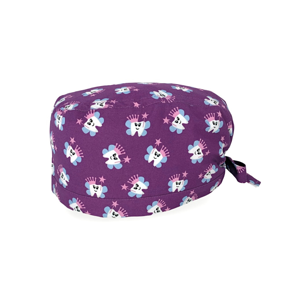 Un design semplice, un dentino sorridente con le ali, una piccola corona rosa in testa a e una bacchetta magica con una stellina, sempre rosa. Un abbinamento di colori vincente e impeccabile, rosa azzurro su sfondo viola: questa cuffietta mette allegria e serenità anche al più difficile dei pazienti!
