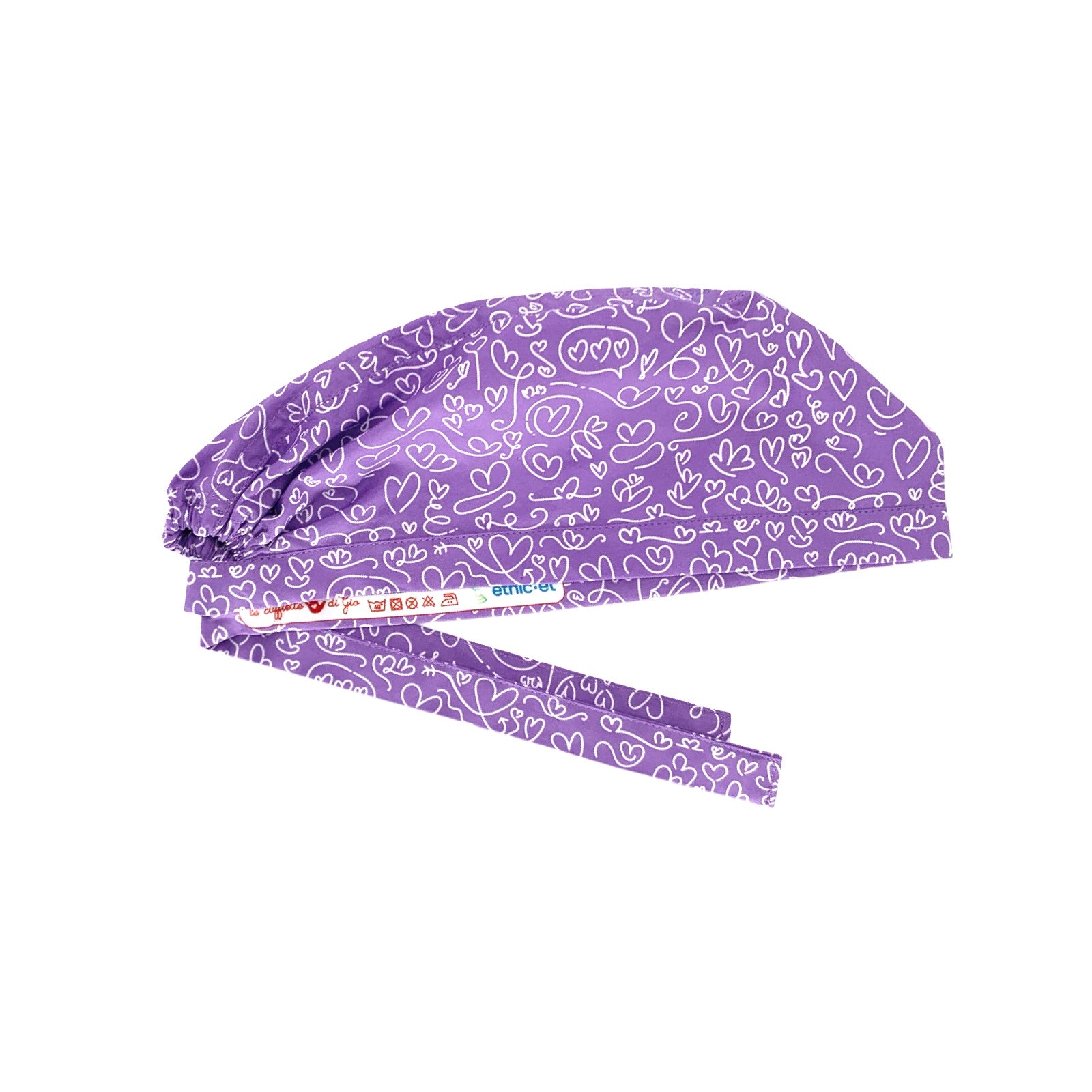 Un'elegantissima fantasia per questa cuffietta chirurgica, tappezzata di cuoricini scarabocchiati a mano con un tratto bianco su base tinta unita lilla, fucsia o turchese.