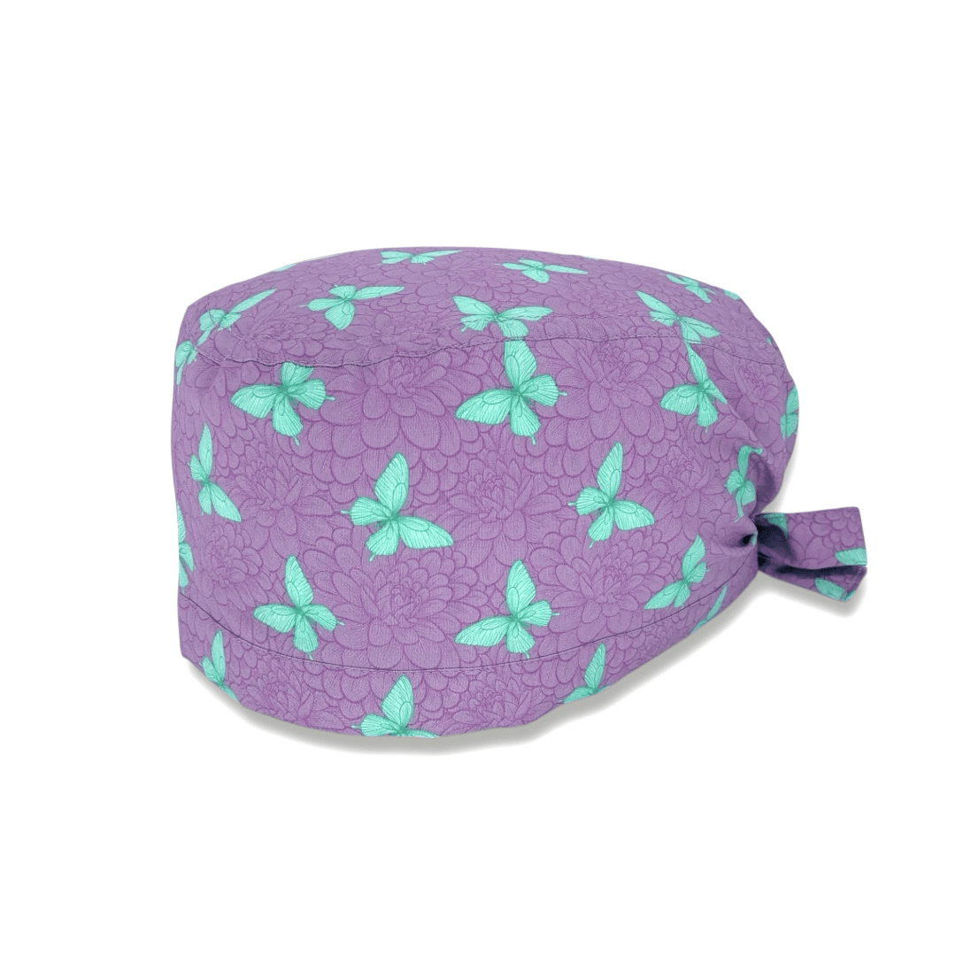 Un'elegantissima fantasia con dalie sfumate tono su tono e delicate farfalle a contrasto; farfalle turchese su sfondo lilla; farfalle verde menta su sfondo magenta