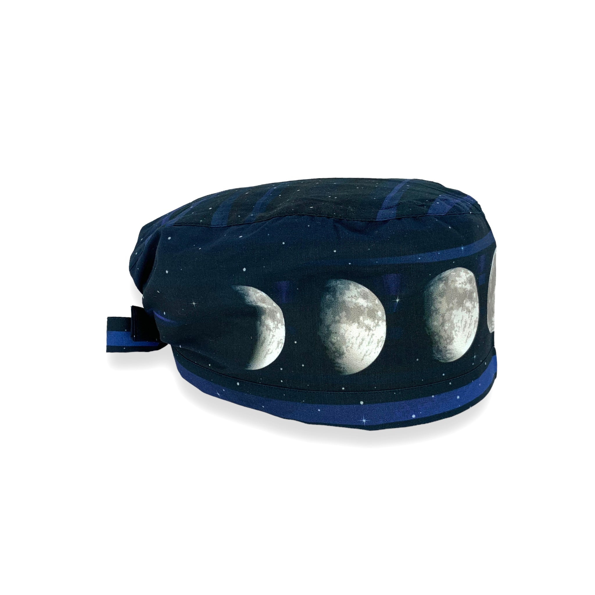 Cuffietta blu scuro con le fe fasi lunari sul cornicione della cuffietta. Una stampa incredibile che fa sembrare la luna tridimensionale. Luna argento